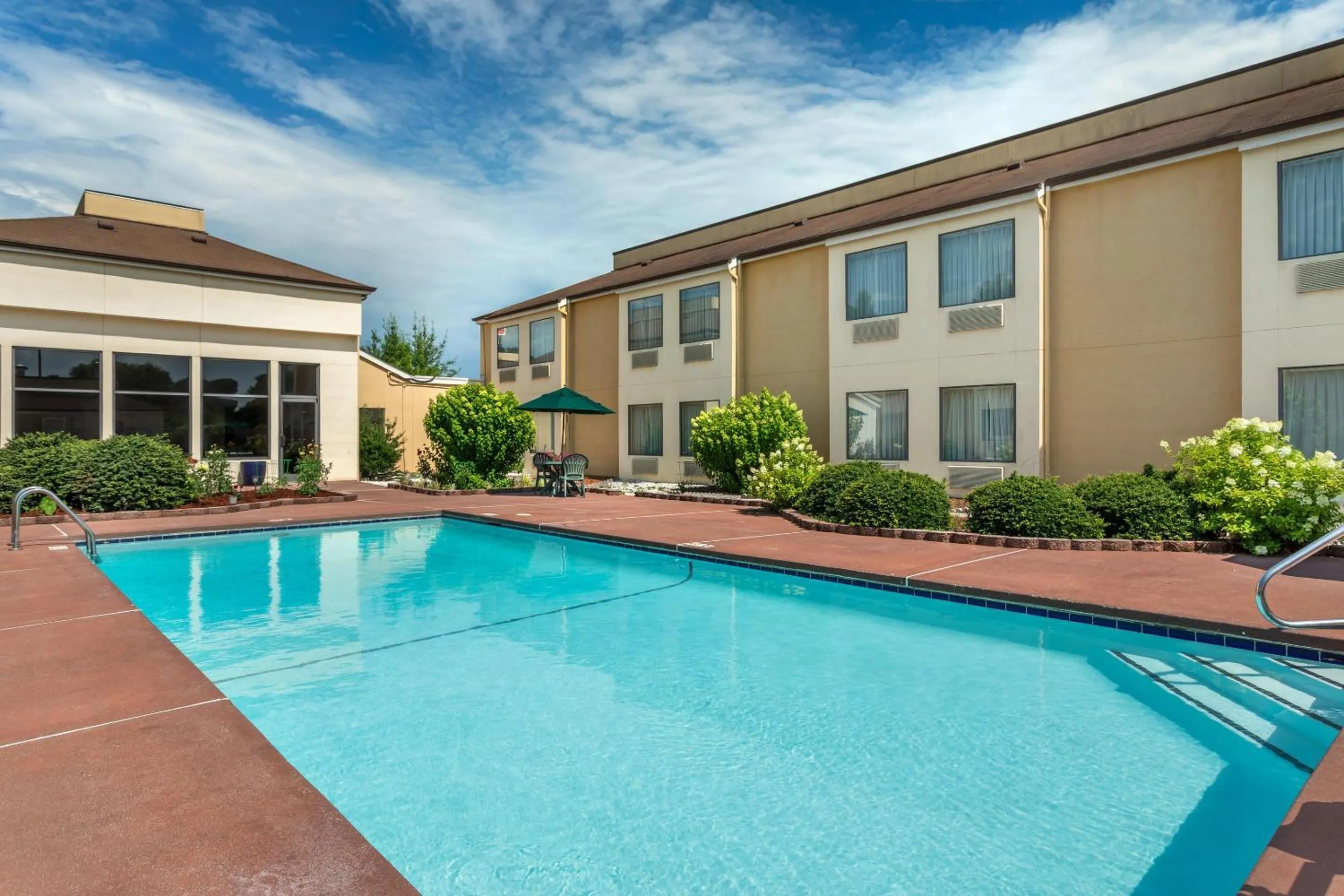 Swimming pool in Quality Inn West of Asheville