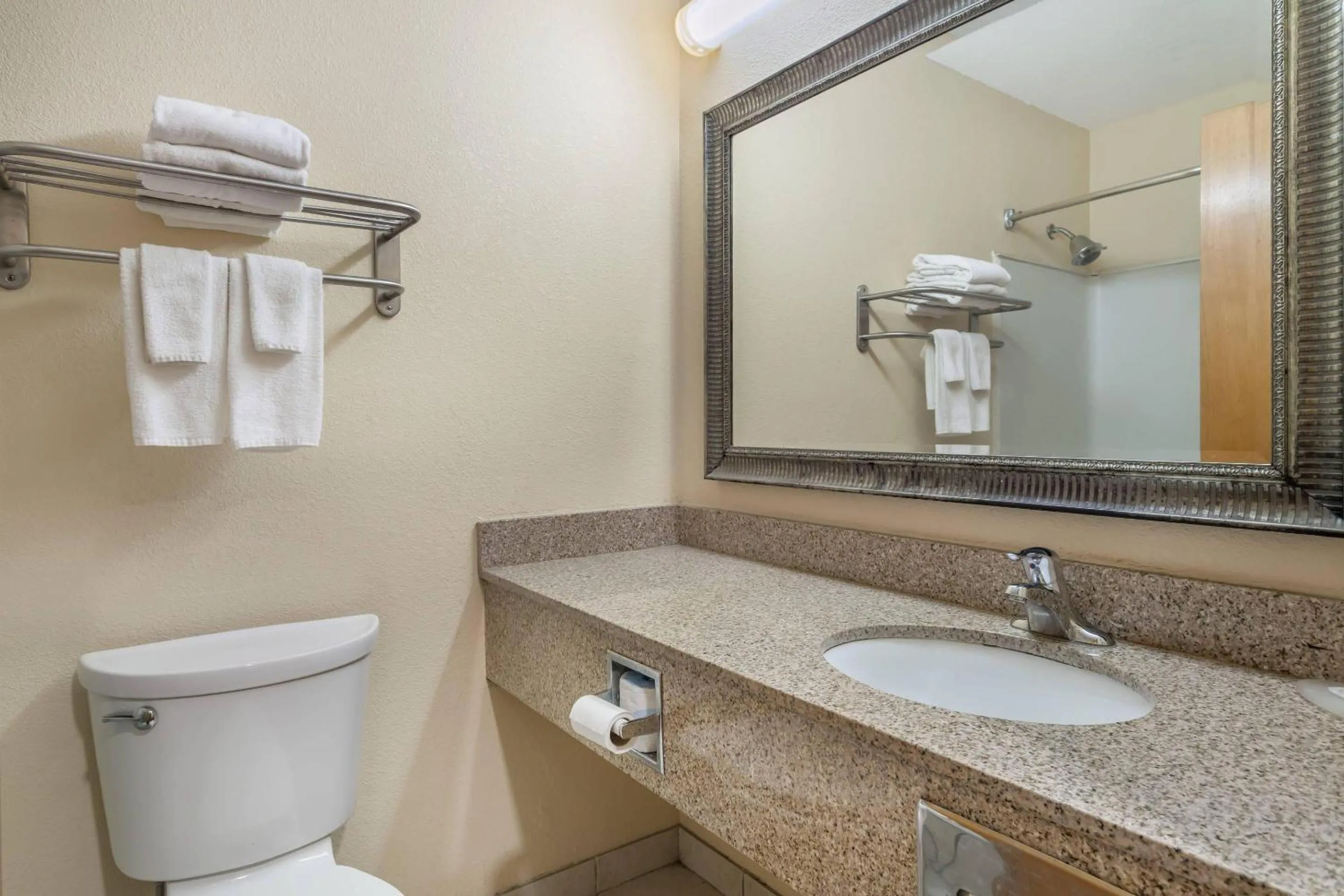 Bedroom in Quality Inn West of Asheville