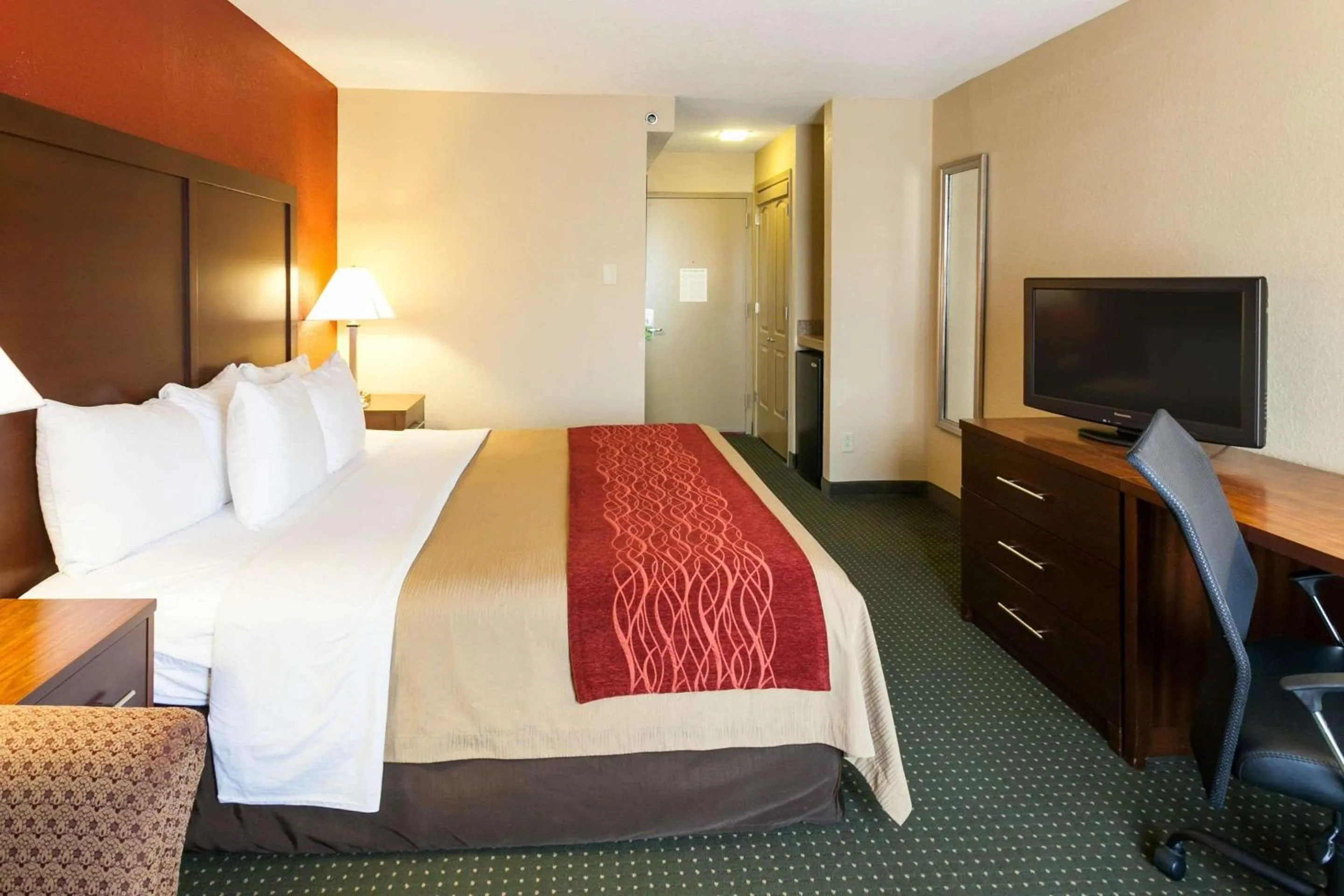 Photo of the whole room, Bed in Comfort Inn & Suites Statesville - Mooresville