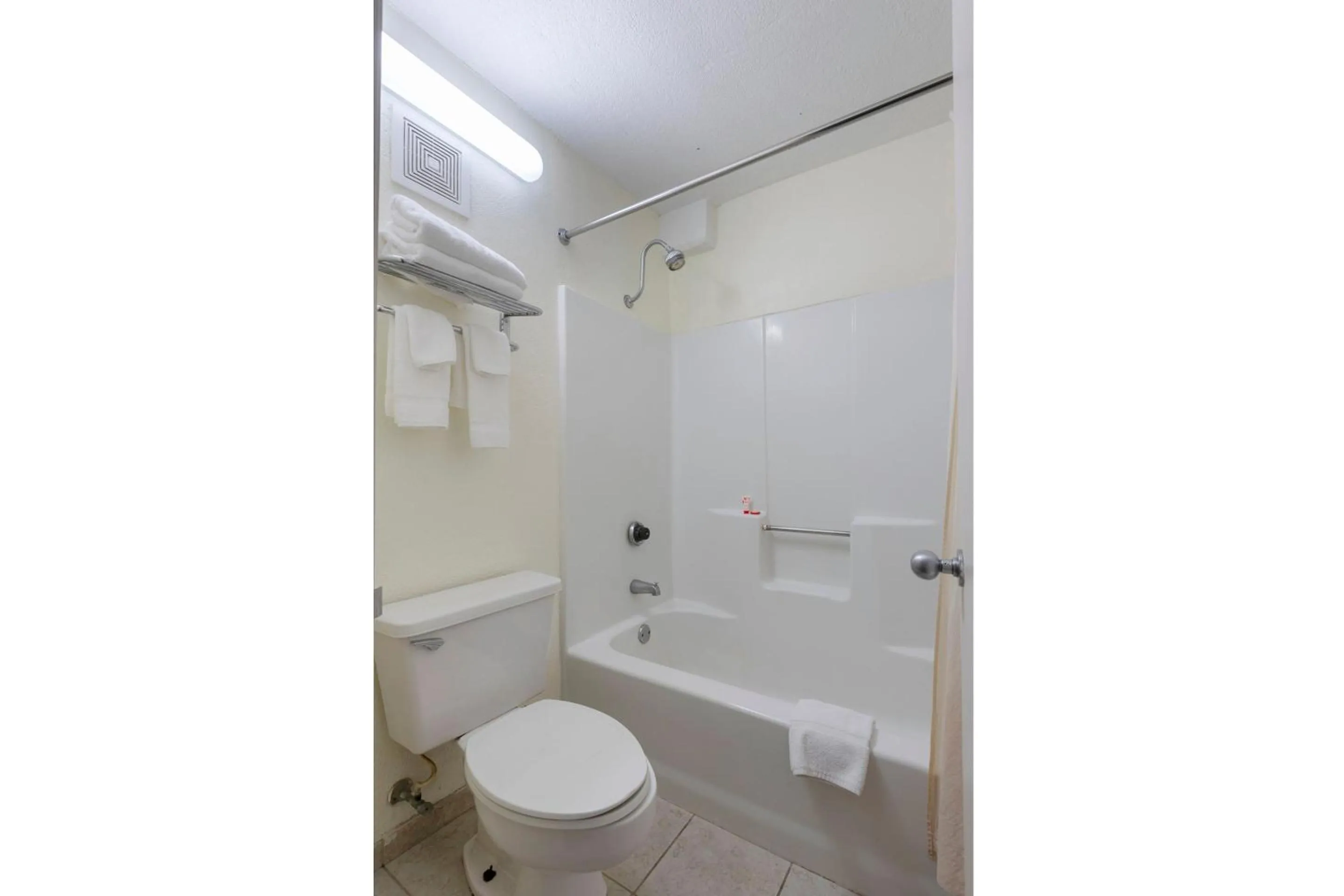 Bathroom in OYO Hotel Kannapolis