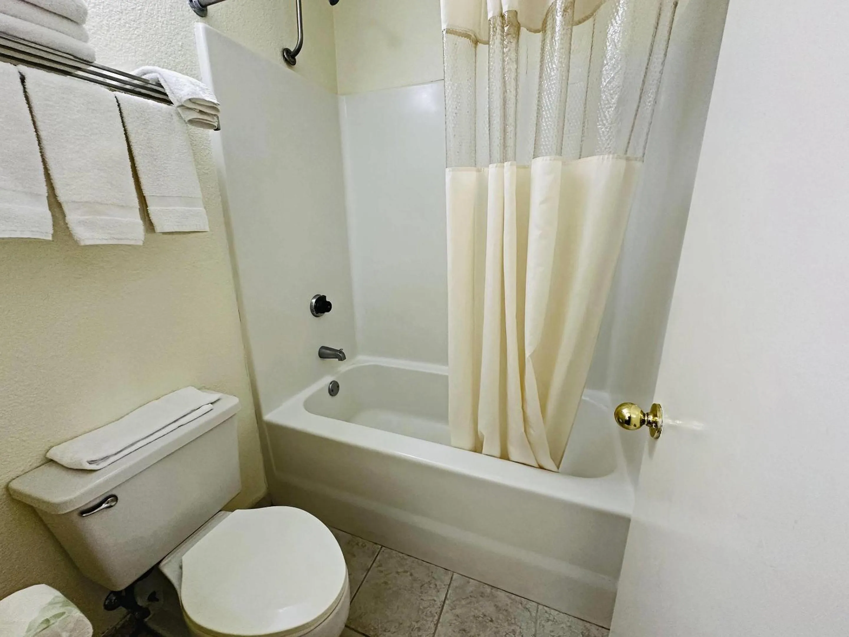 Bedroom in Econo Lodge