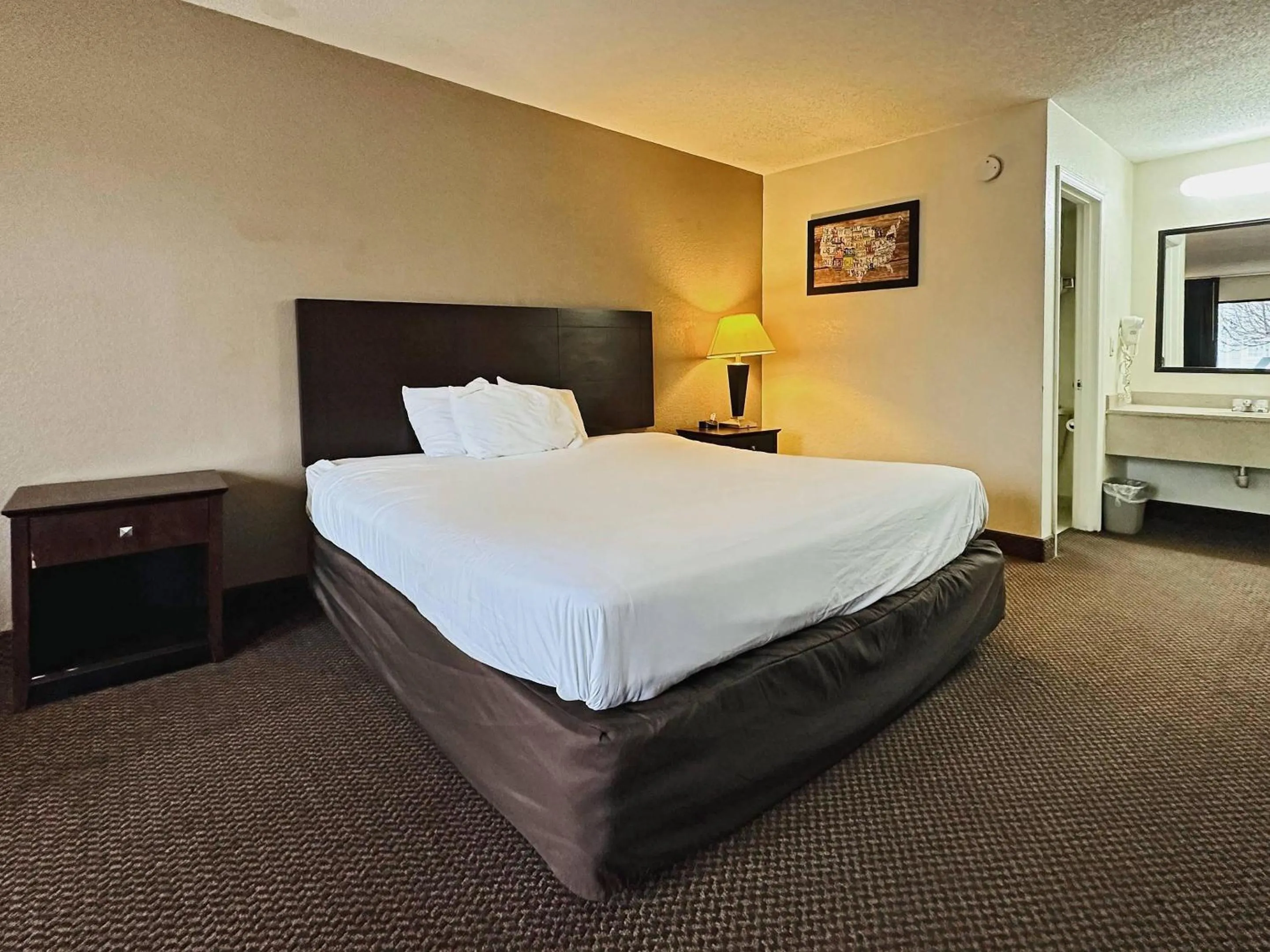 Bedroom, Bed in Econo Lodge