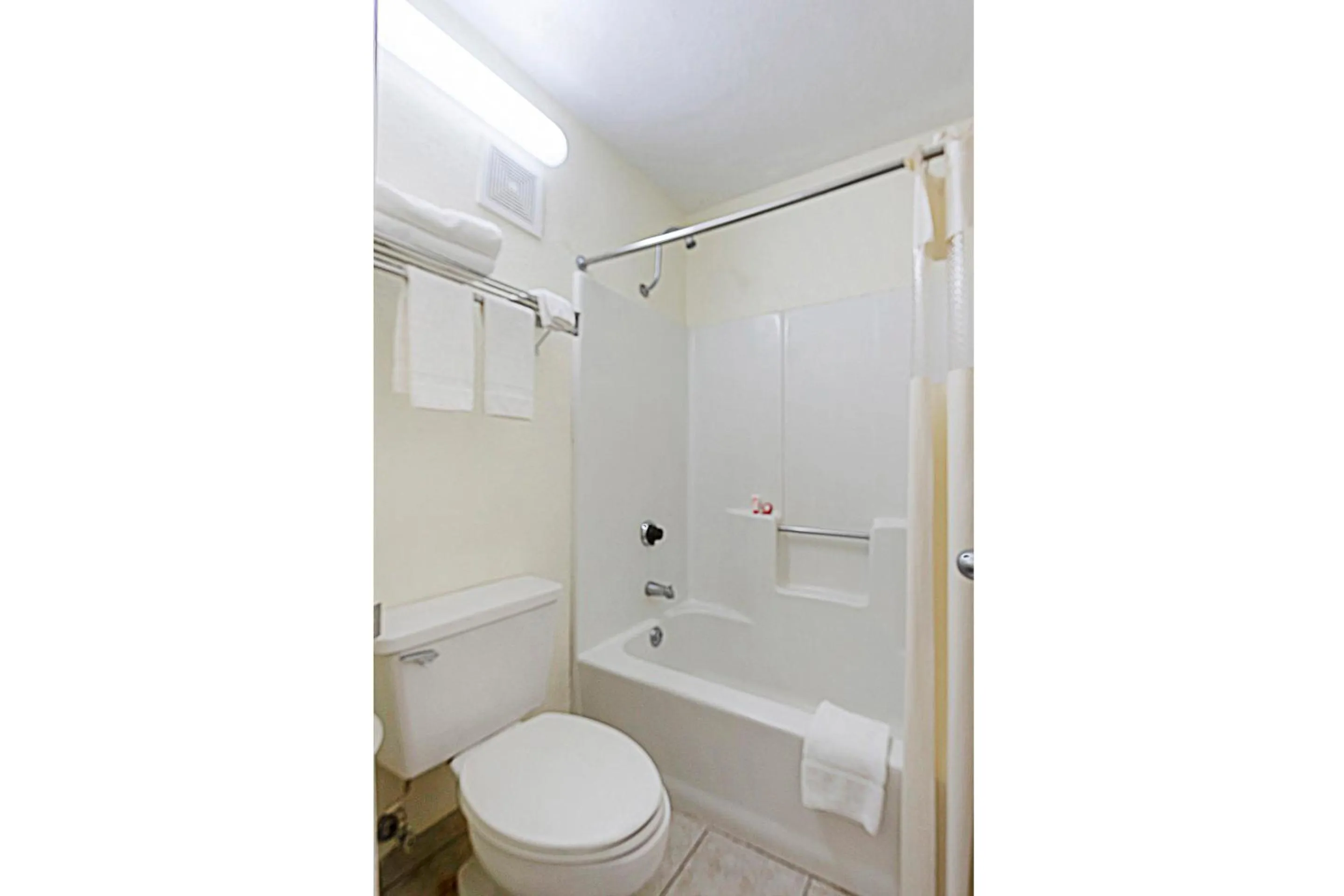 Bathroom in OYO Hotel Kannapolis