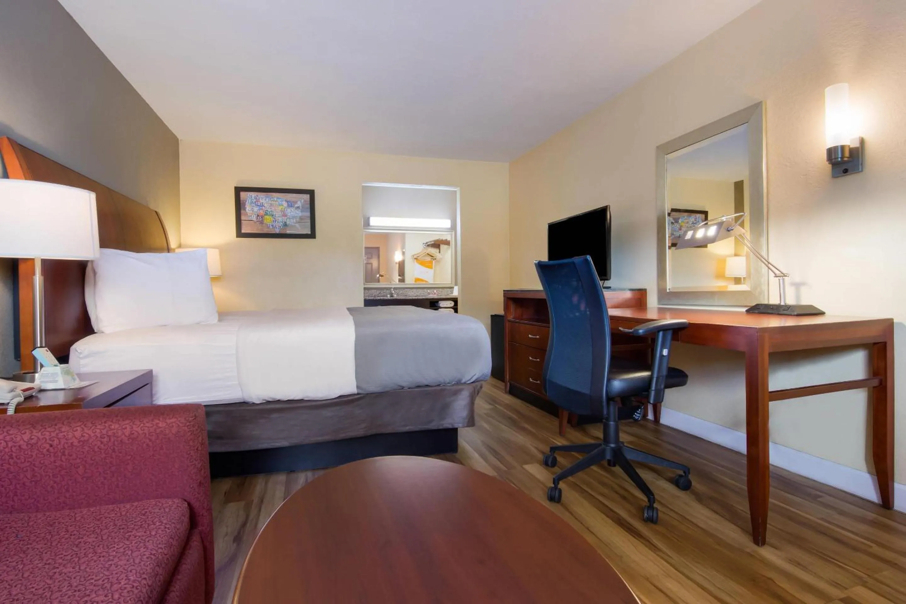 Bedroom in Econo Lodge Battleboro - Rocky Mount I-95