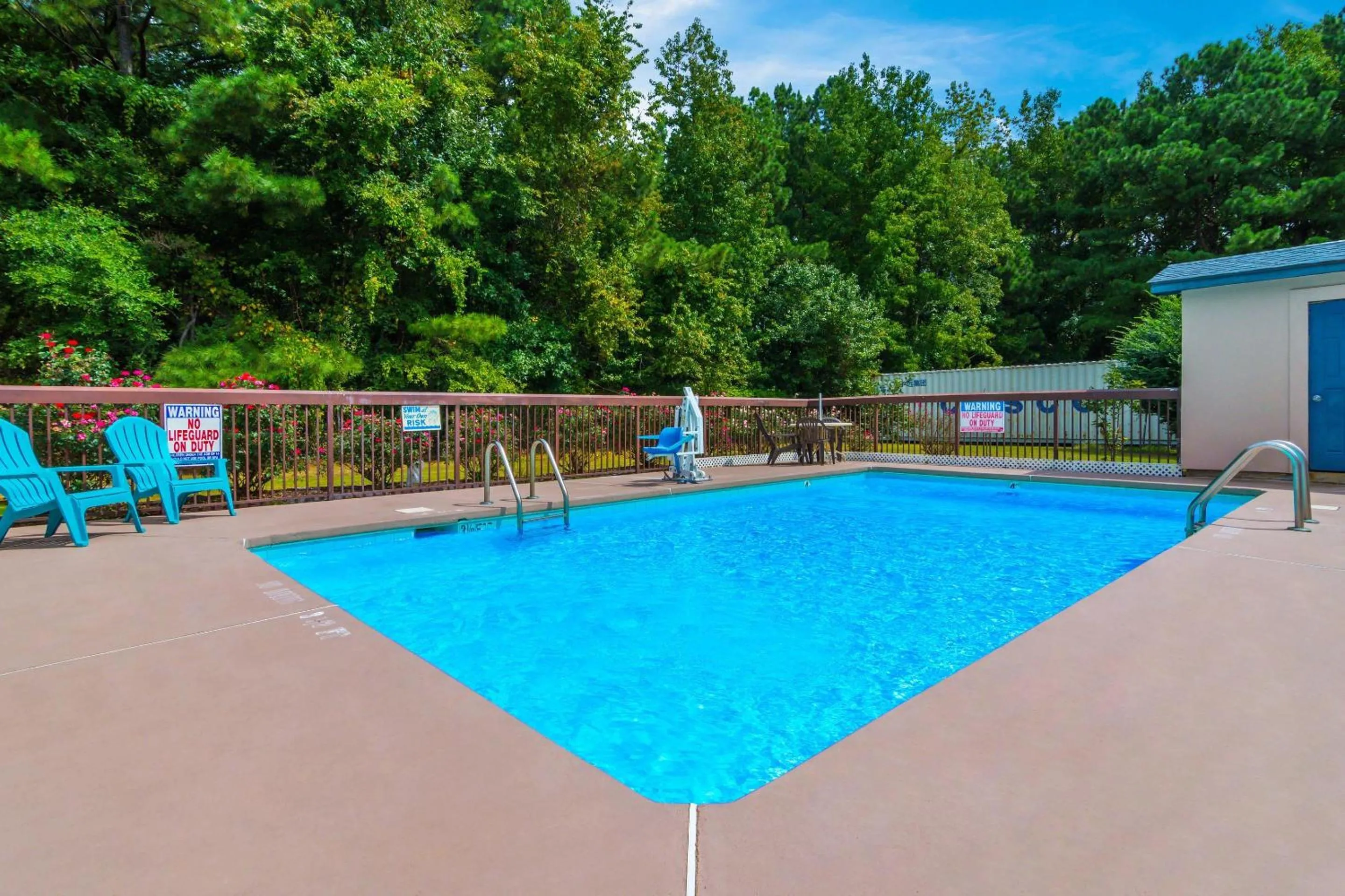 Swimming pool in Econo Lodge Battleboro - Rocky Mount I-95