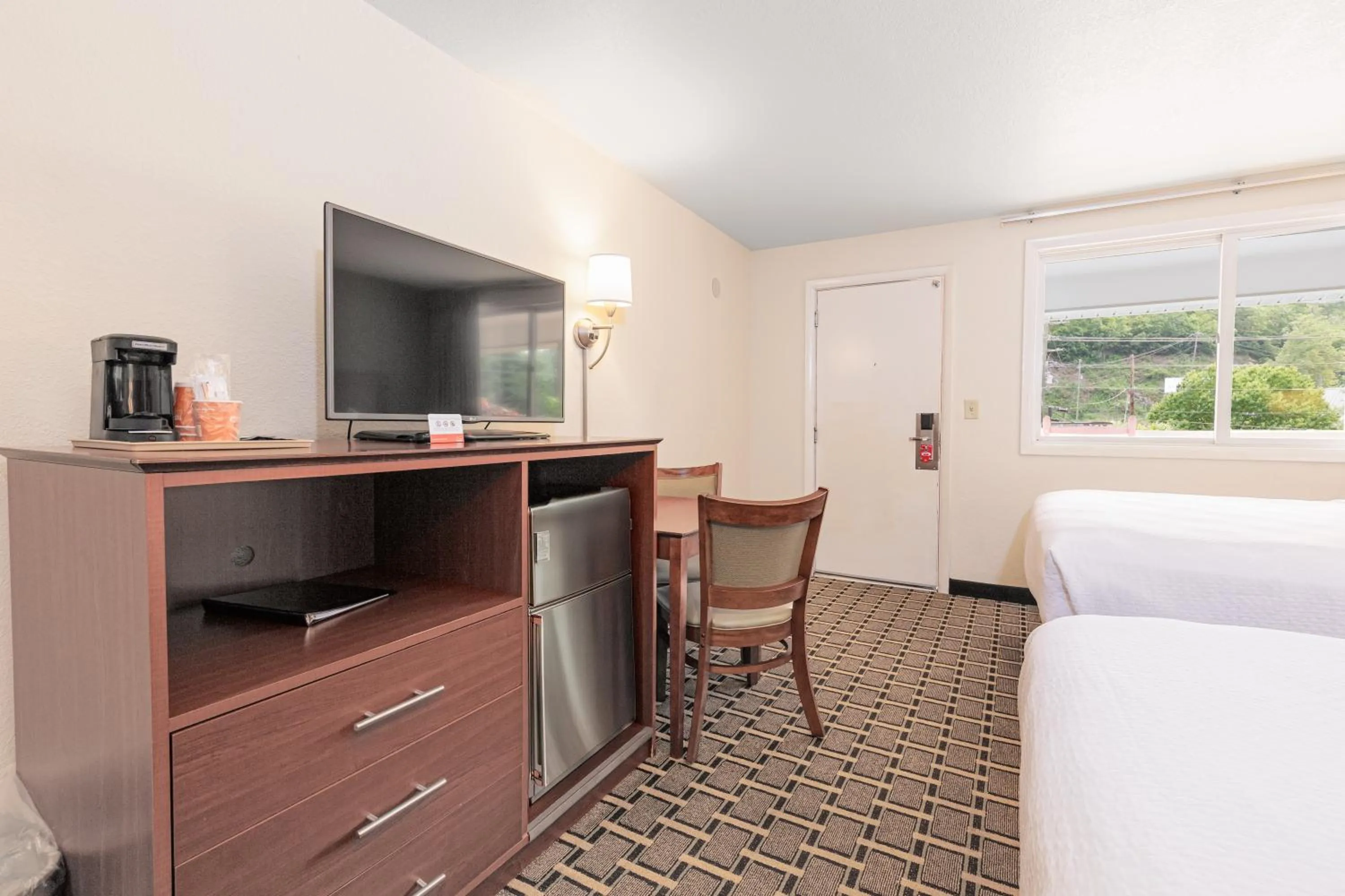 Bedroom in Econo Lodge Cherokee Near Island Park