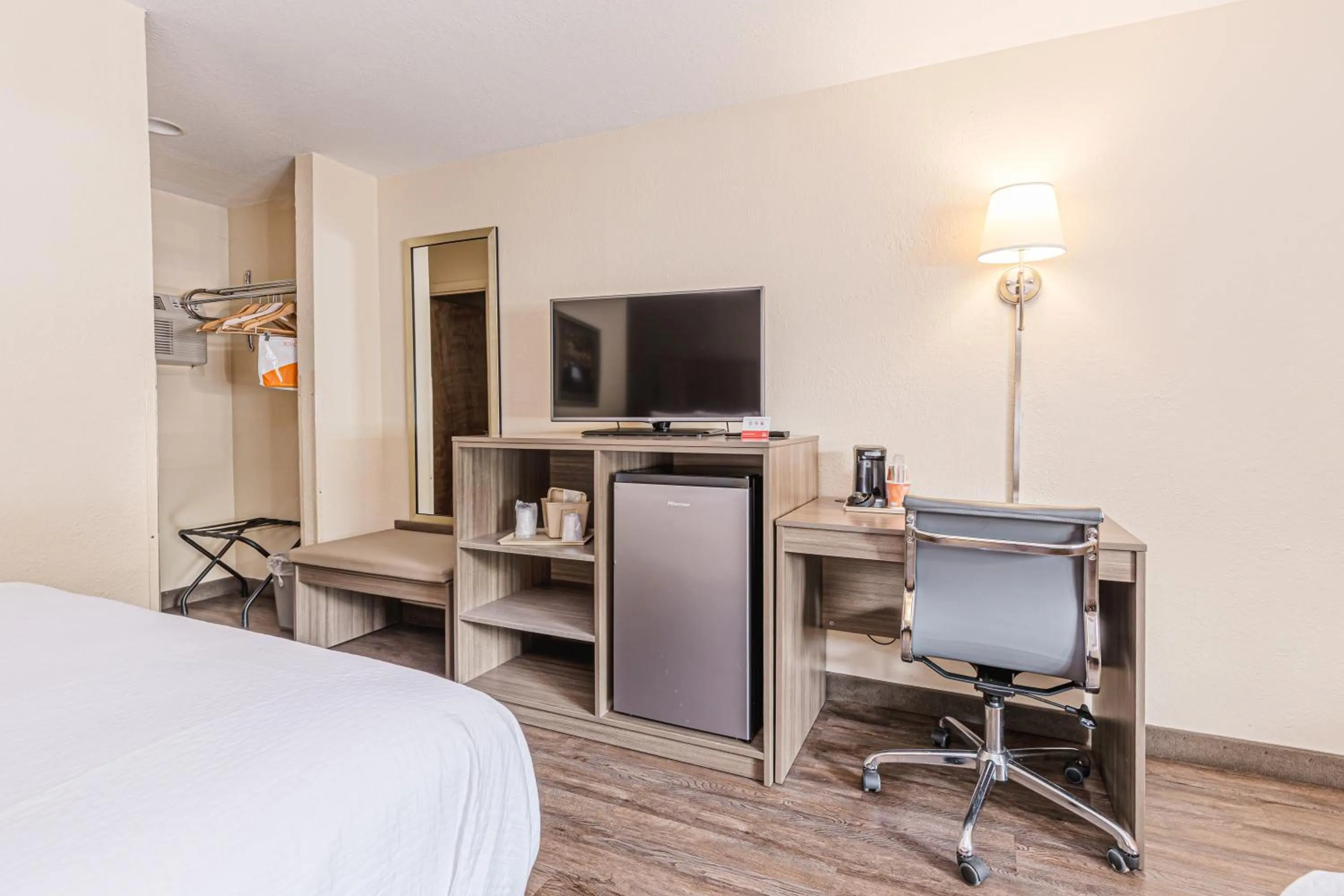 Property building, Bed in Econo Lodge Cherokee Near Island Park