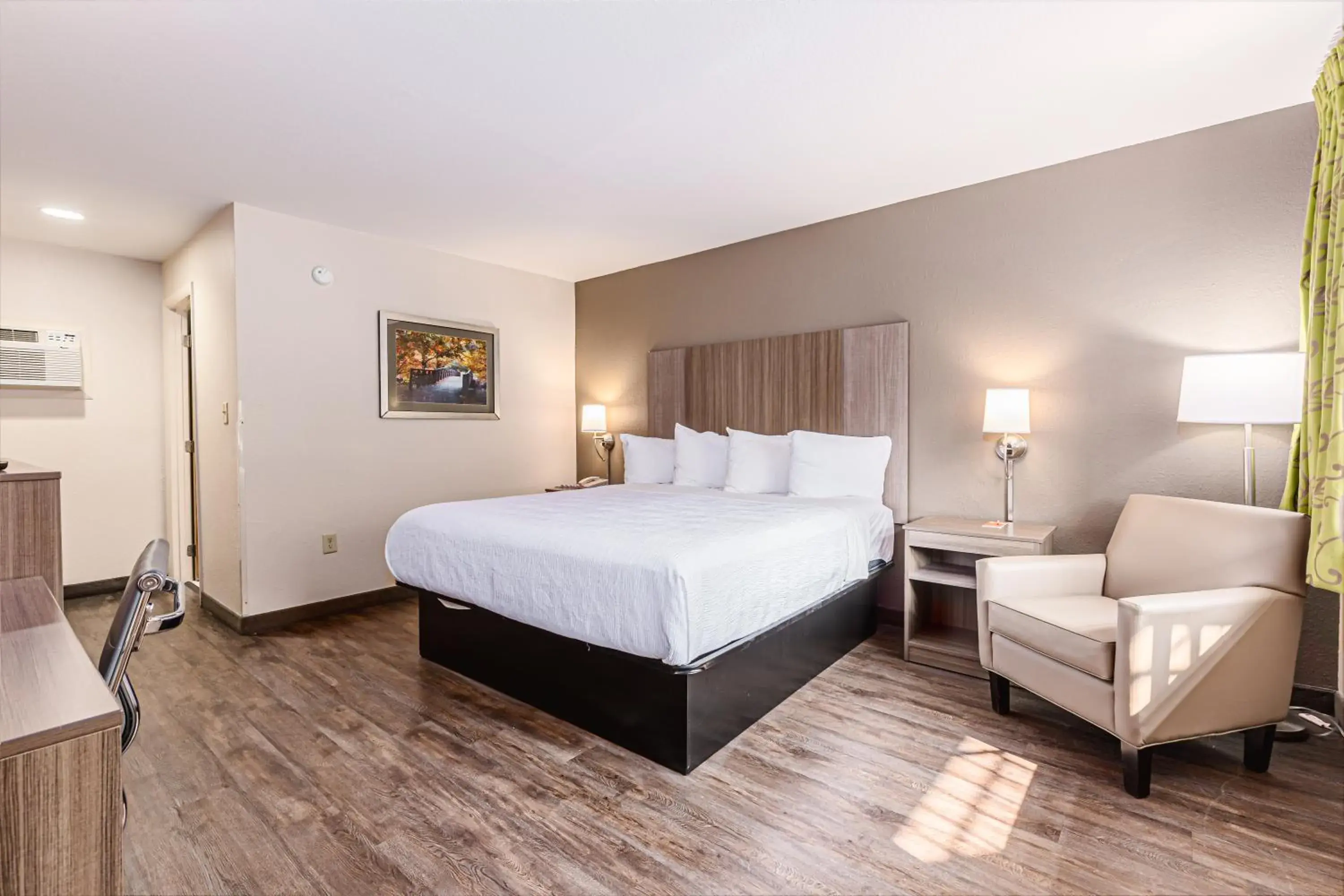 Single King Room - Non-Smoking in Econo Lodge Cherokee Near River Park Single King Room - Non-Smoking in Econo Lodge Cherokee Near River Park