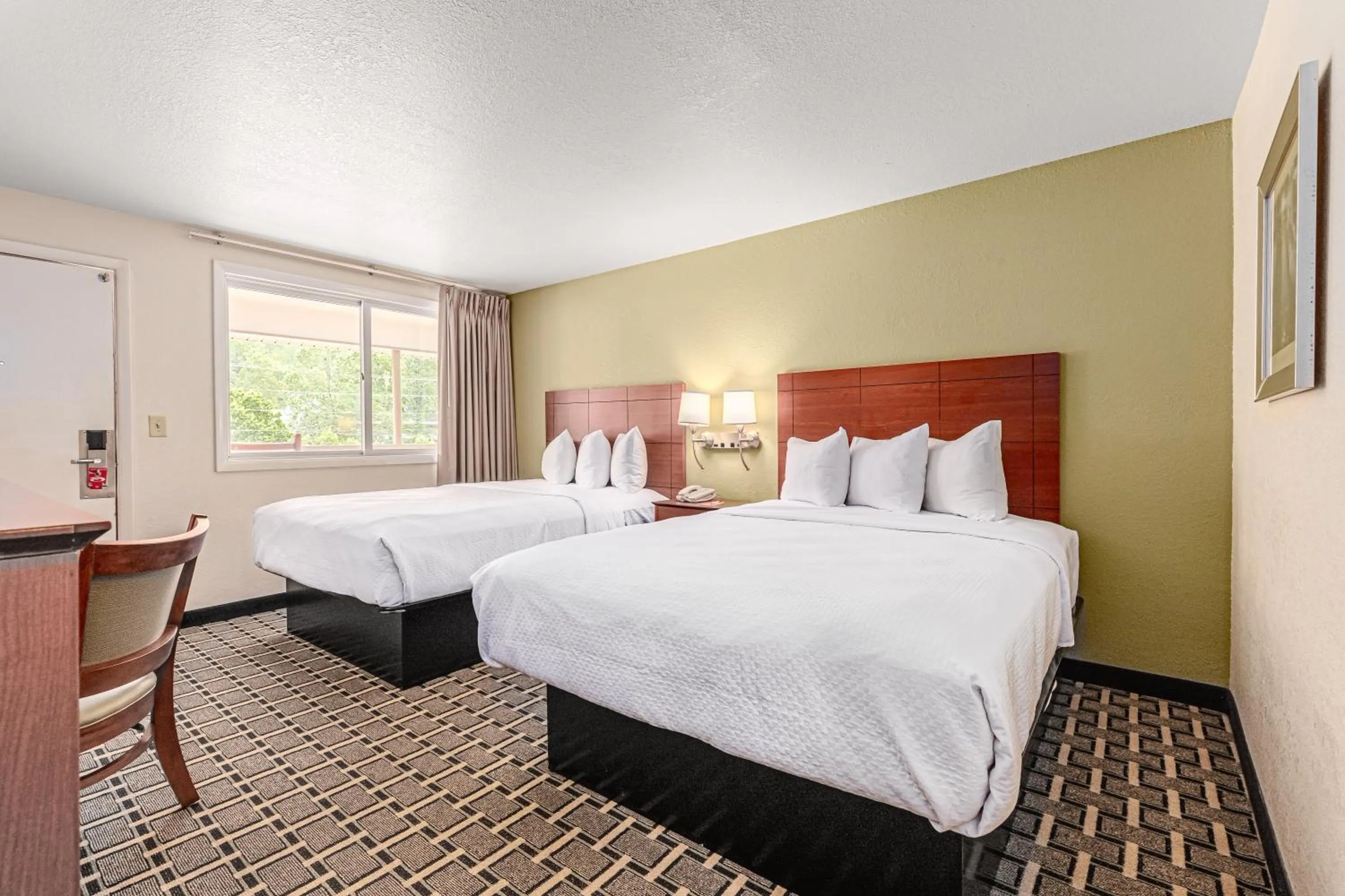 Bed in Econo Lodge Cherokee Near Island Park