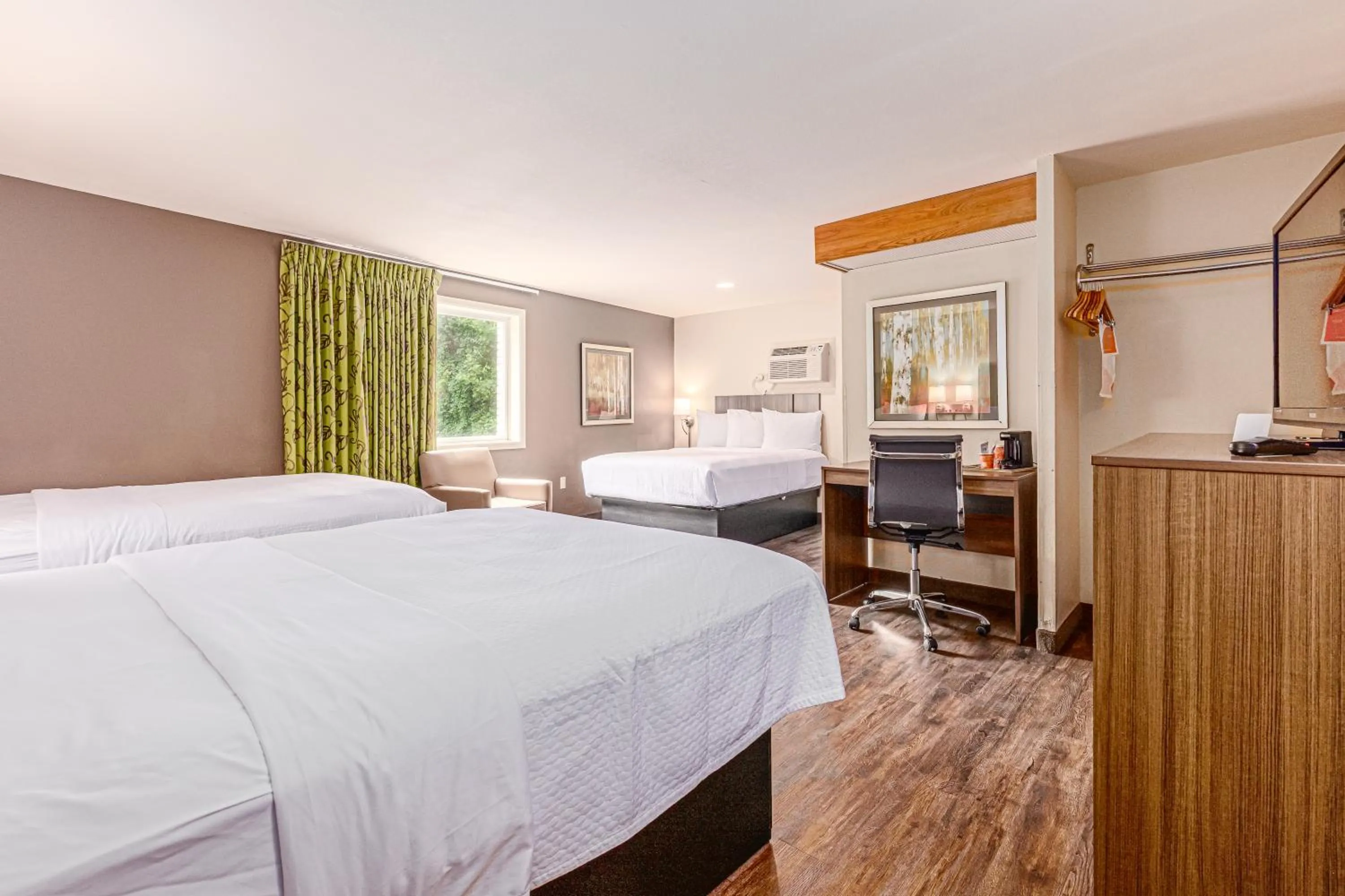 Property building, Bed in Econo Lodge Cherokee Near Island Park