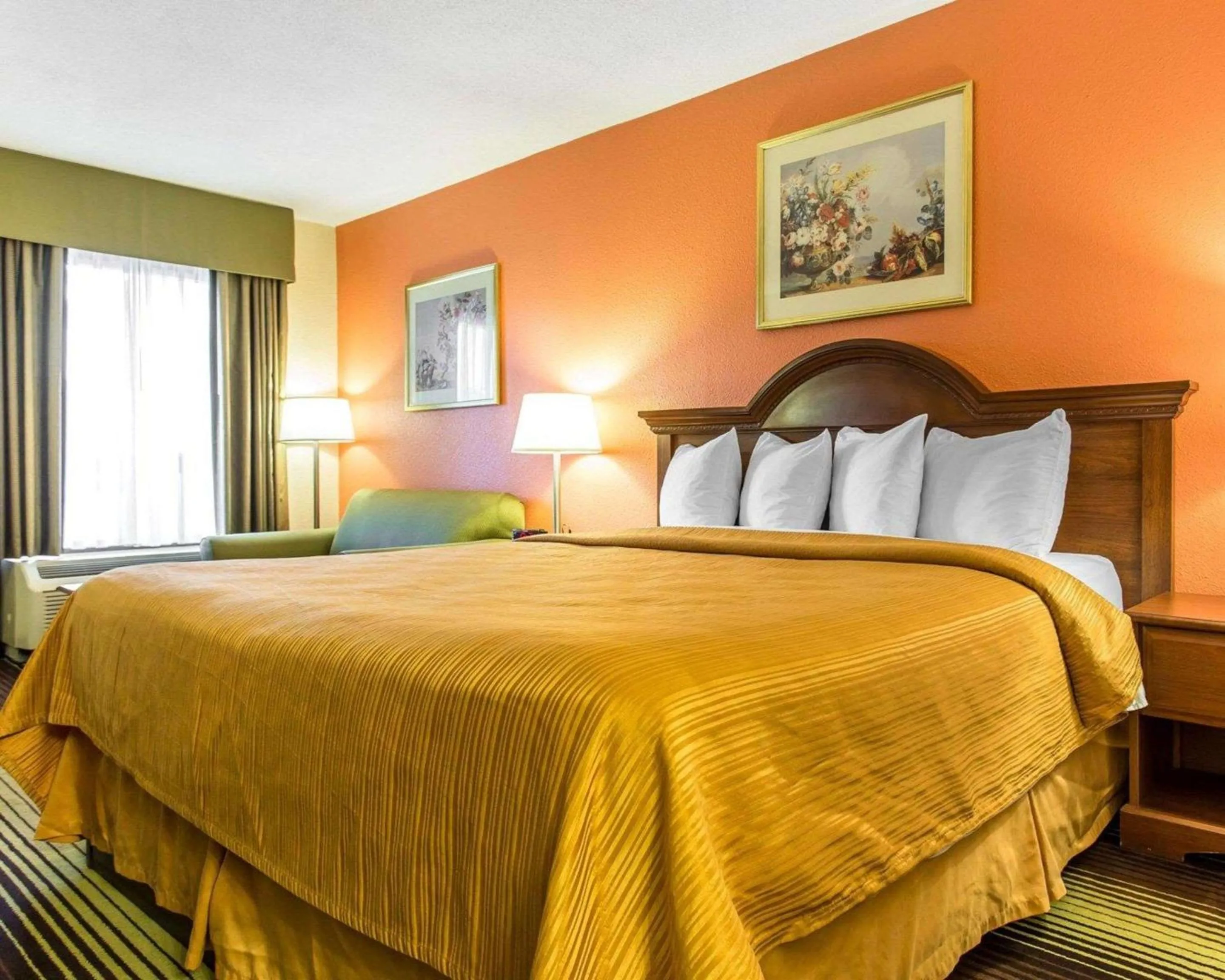 Photo of the whole room, Bed in Townhouse Winston Salem - University