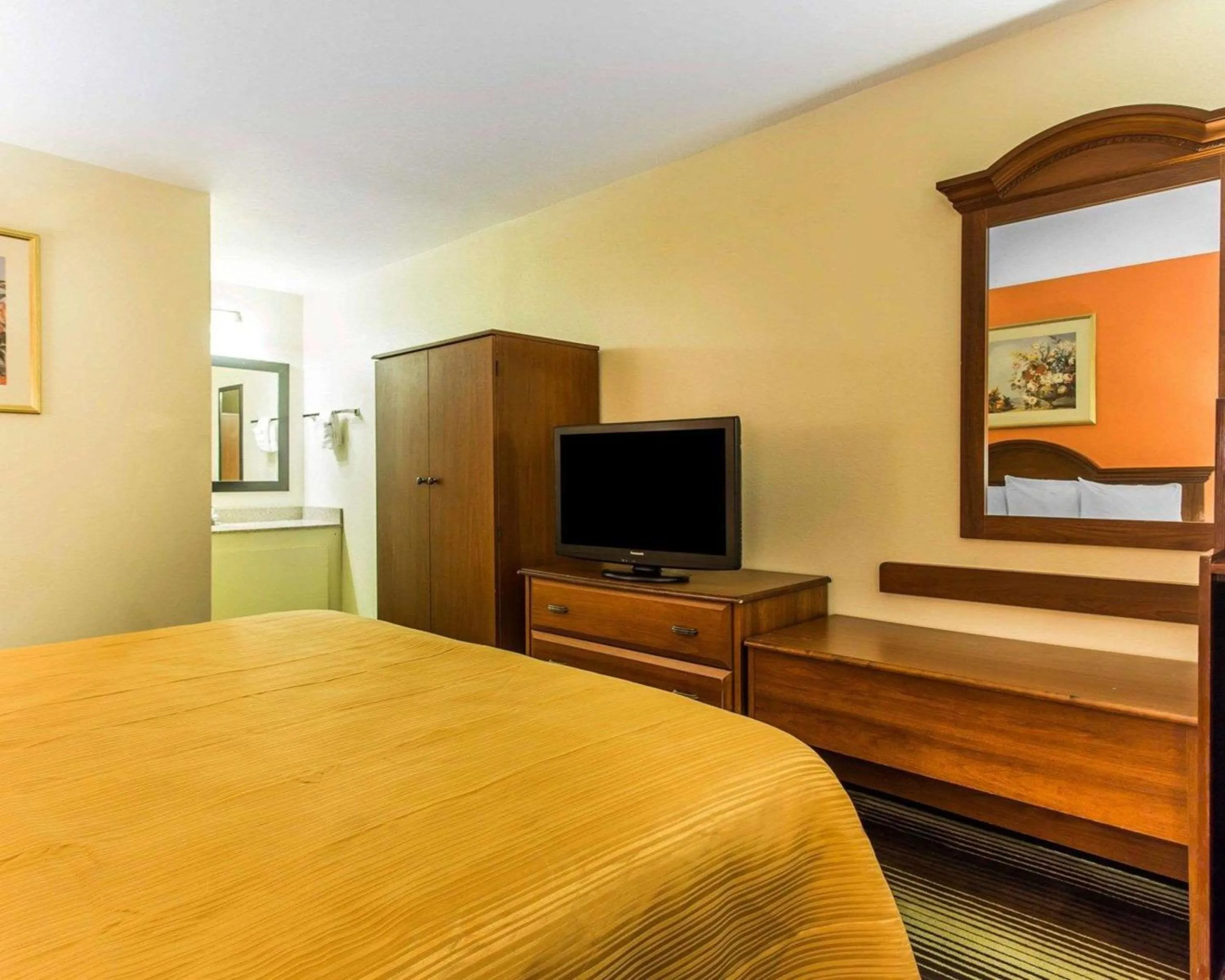 Photo of the whole room, Bed in Townhouse Winston Salem - University