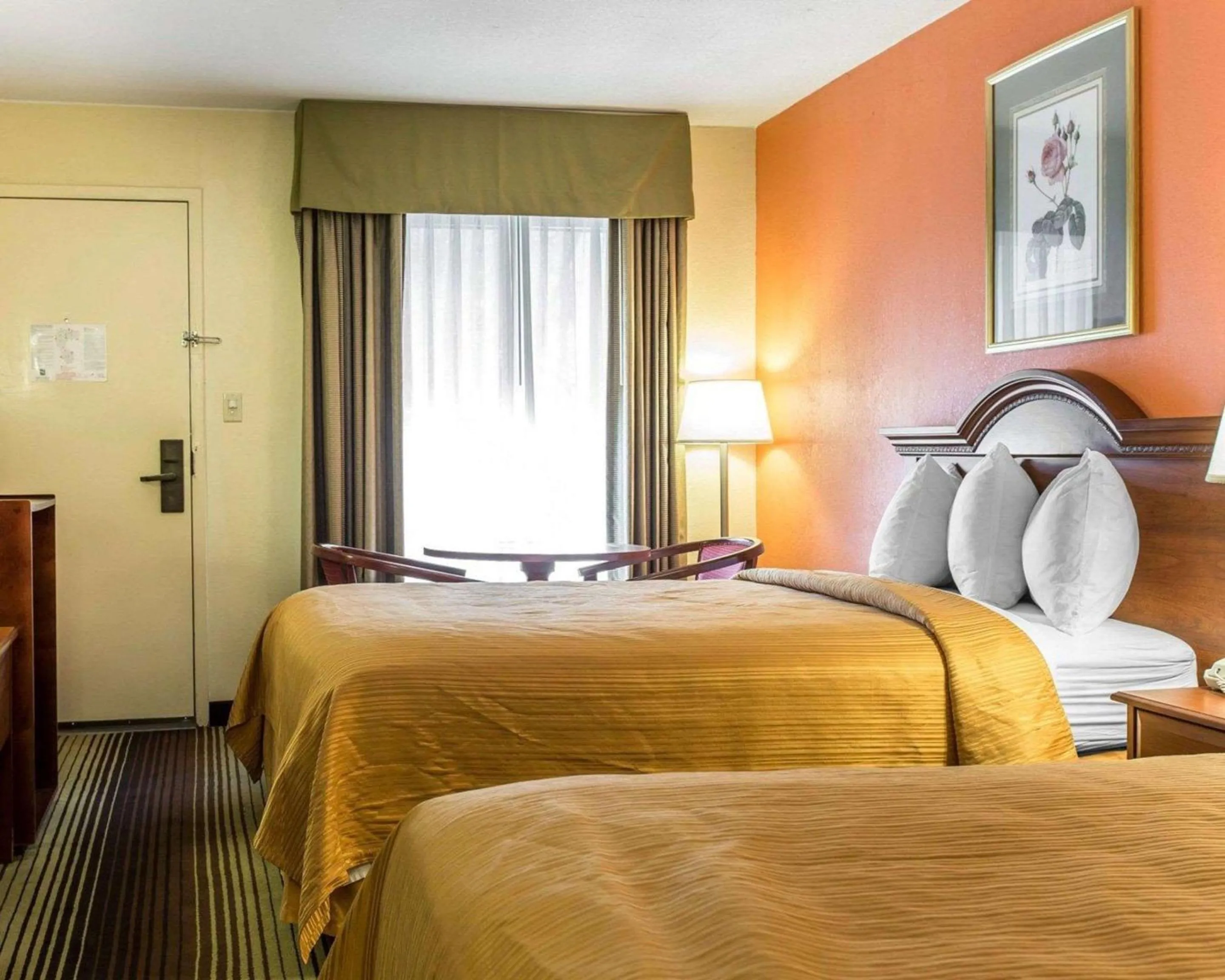 Photo of the whole room, Bed in Townhouse Winston Salem - University