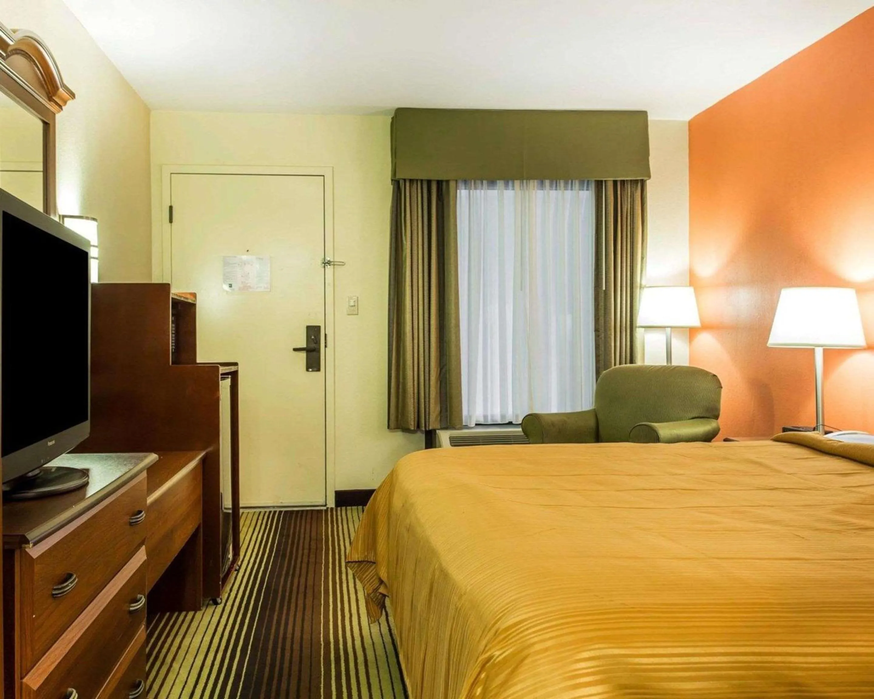 Photo of the whole room, Bed in Townhouse Winston Salem - University