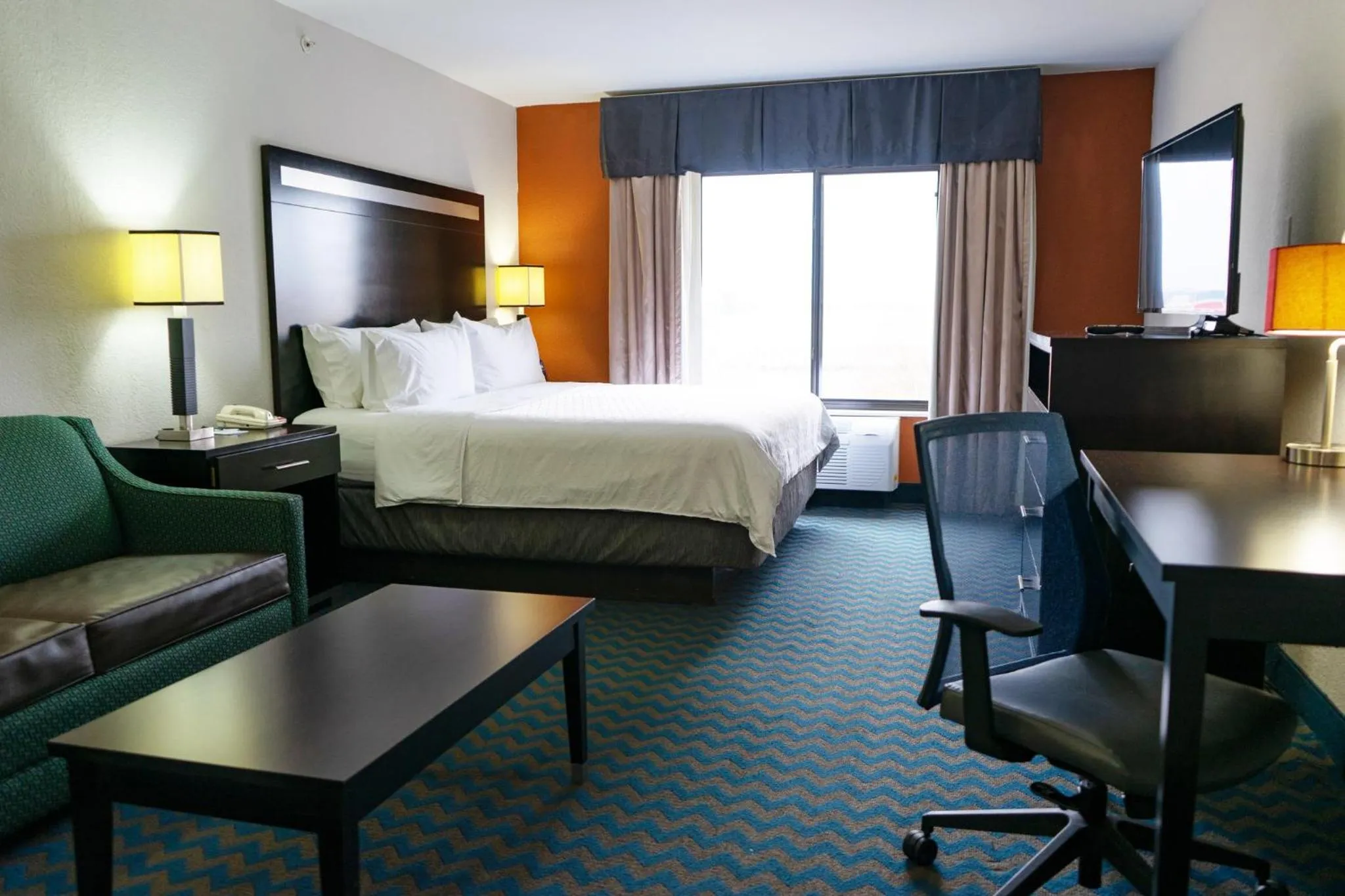 Photo of the whole room, Bed in Holiday Inn Express & Suites Roanoke Rapids by IHG