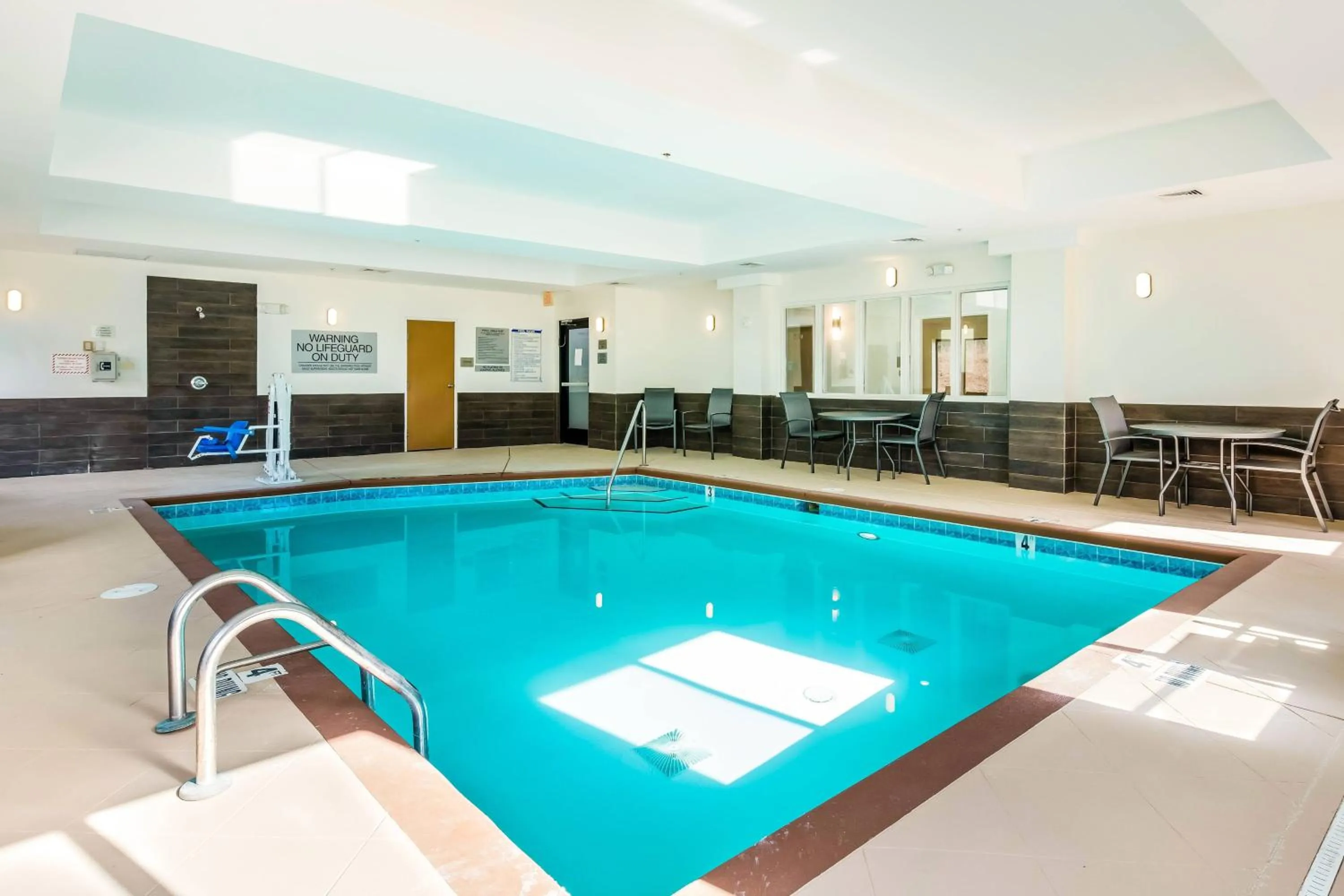 Swimming pool in Fairfield by Marriott Inn & Suites Greensboro Coliseum Area
