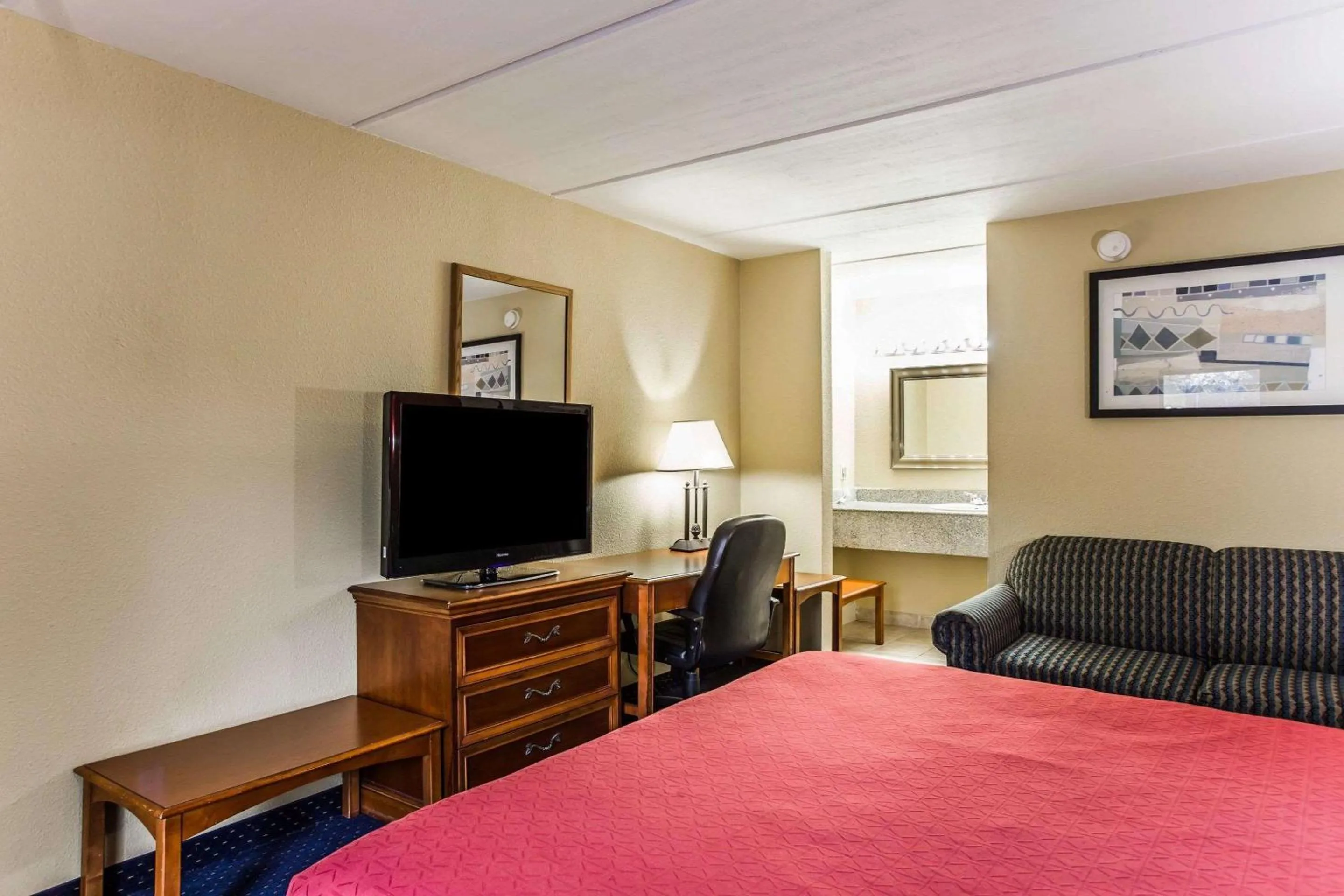 Photo of the whole room, Bed in Rodeway Inn Charlotte North End