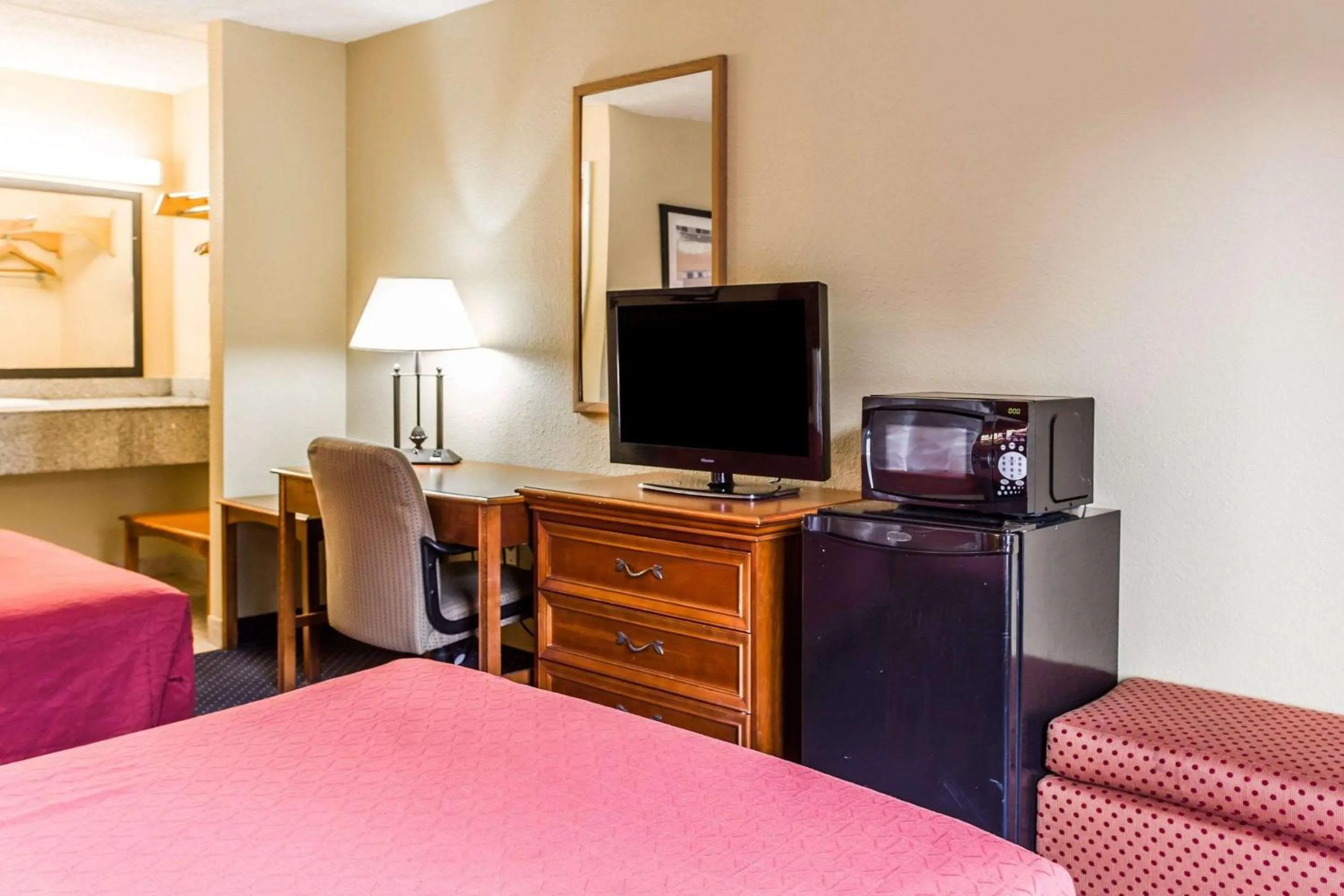 Photo of the whole room, Bed in Rodeway Inn Charlotte North End