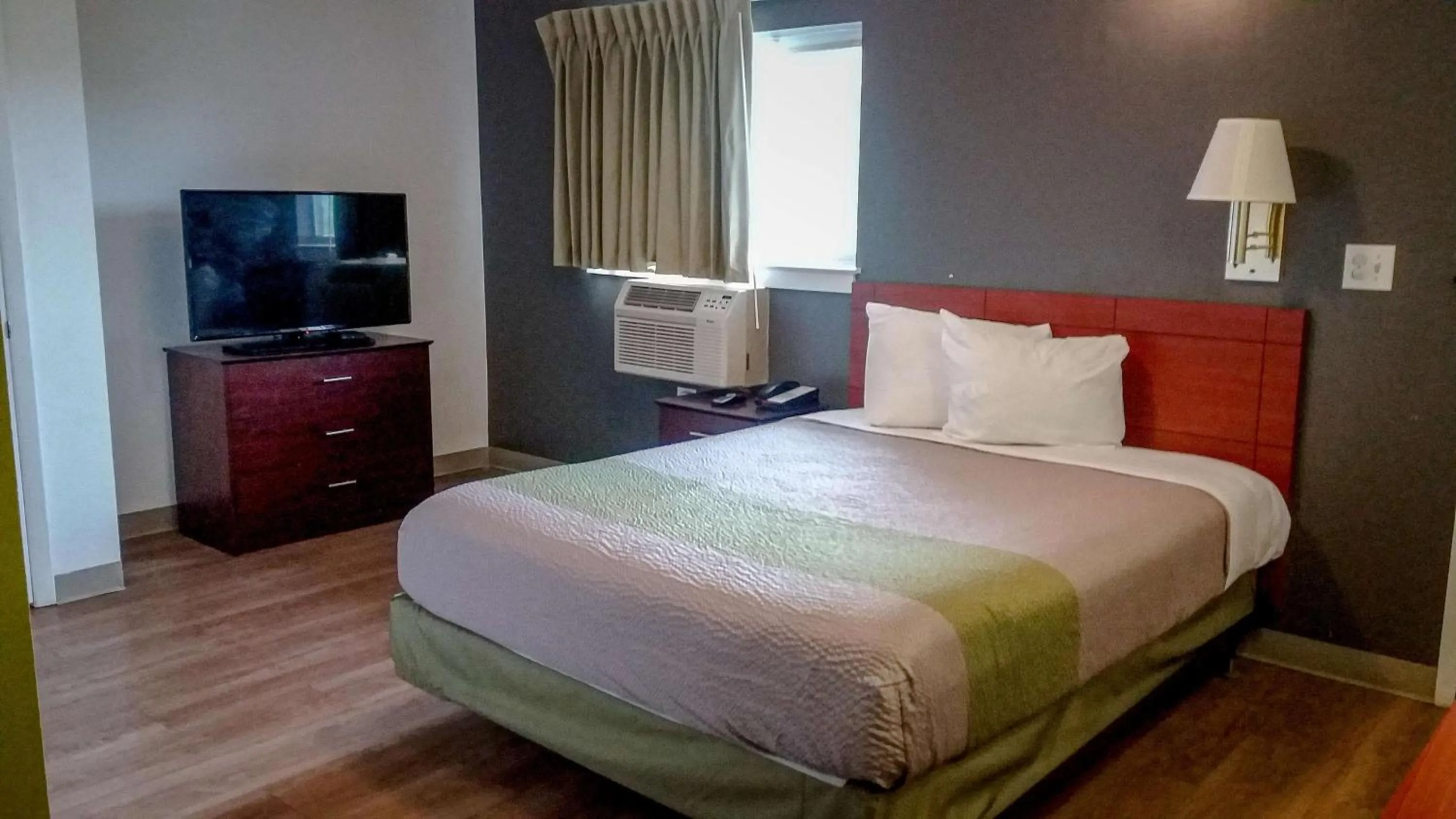 Bedroom, Bed in Motel 6-Greensboro, NC - I-40