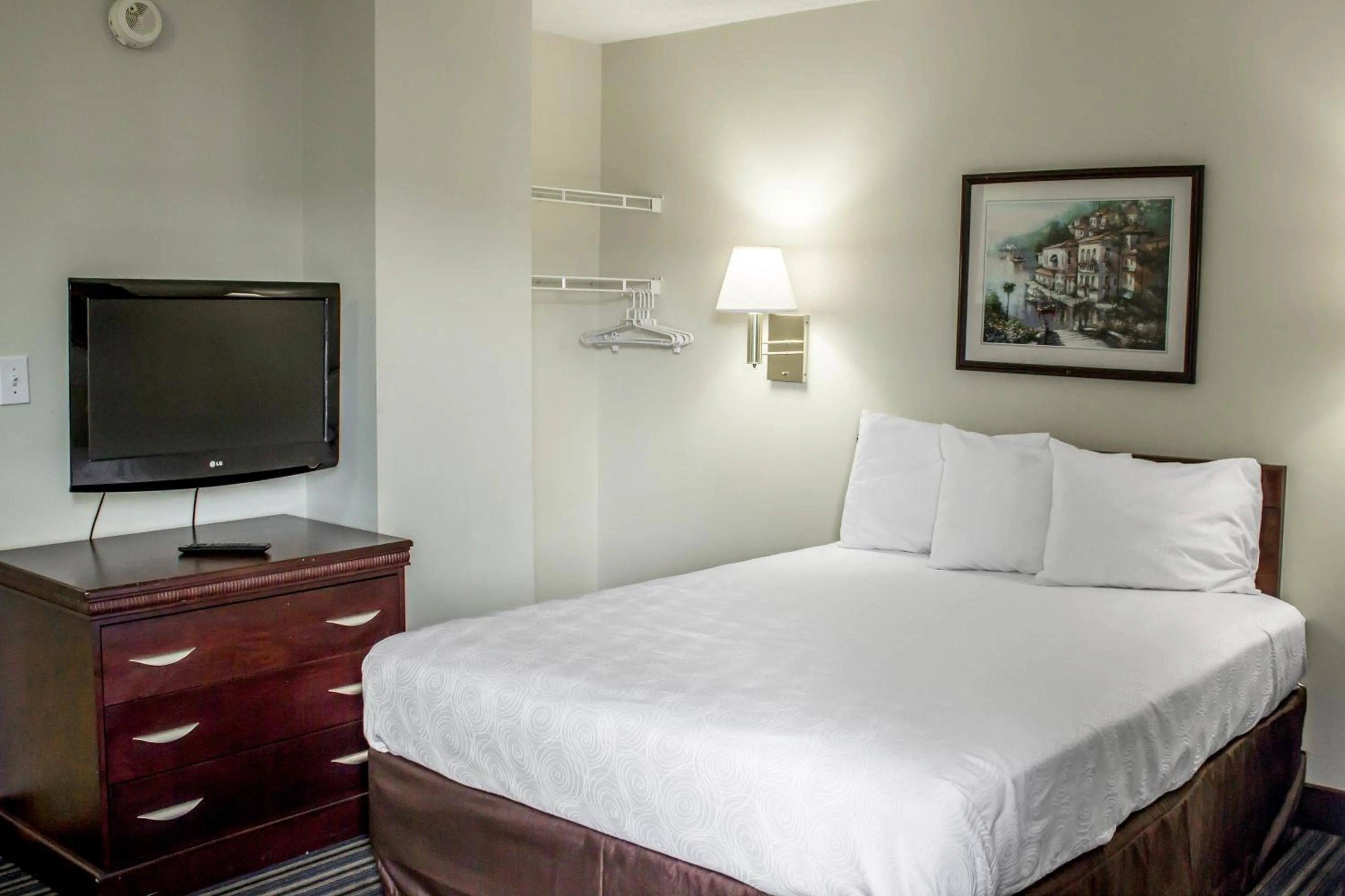 Bedroom, Bed in Motel 6-Greensboro, NC - I-40