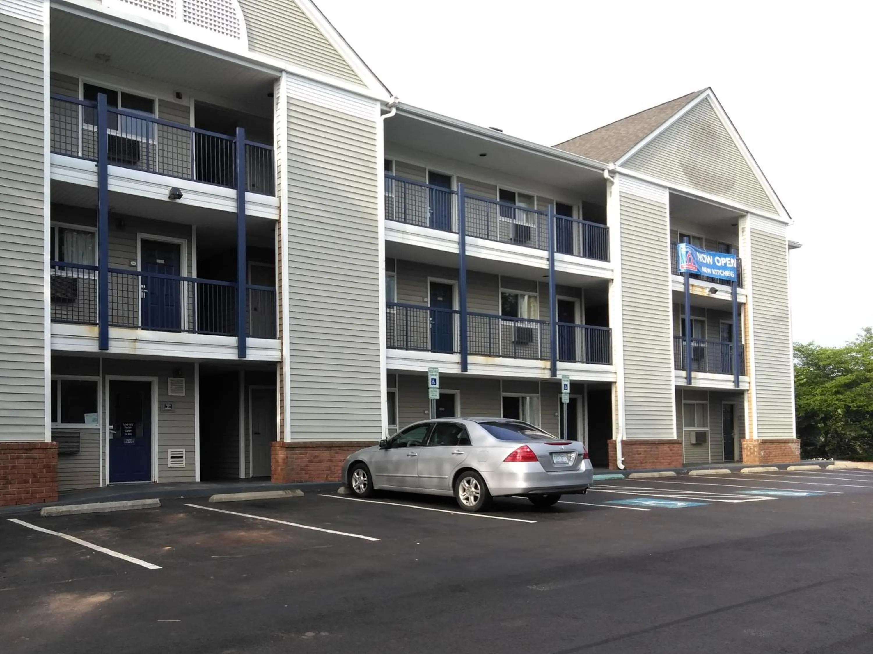 Facade/entrance in Motel 6-Greensboro, NC - I-40