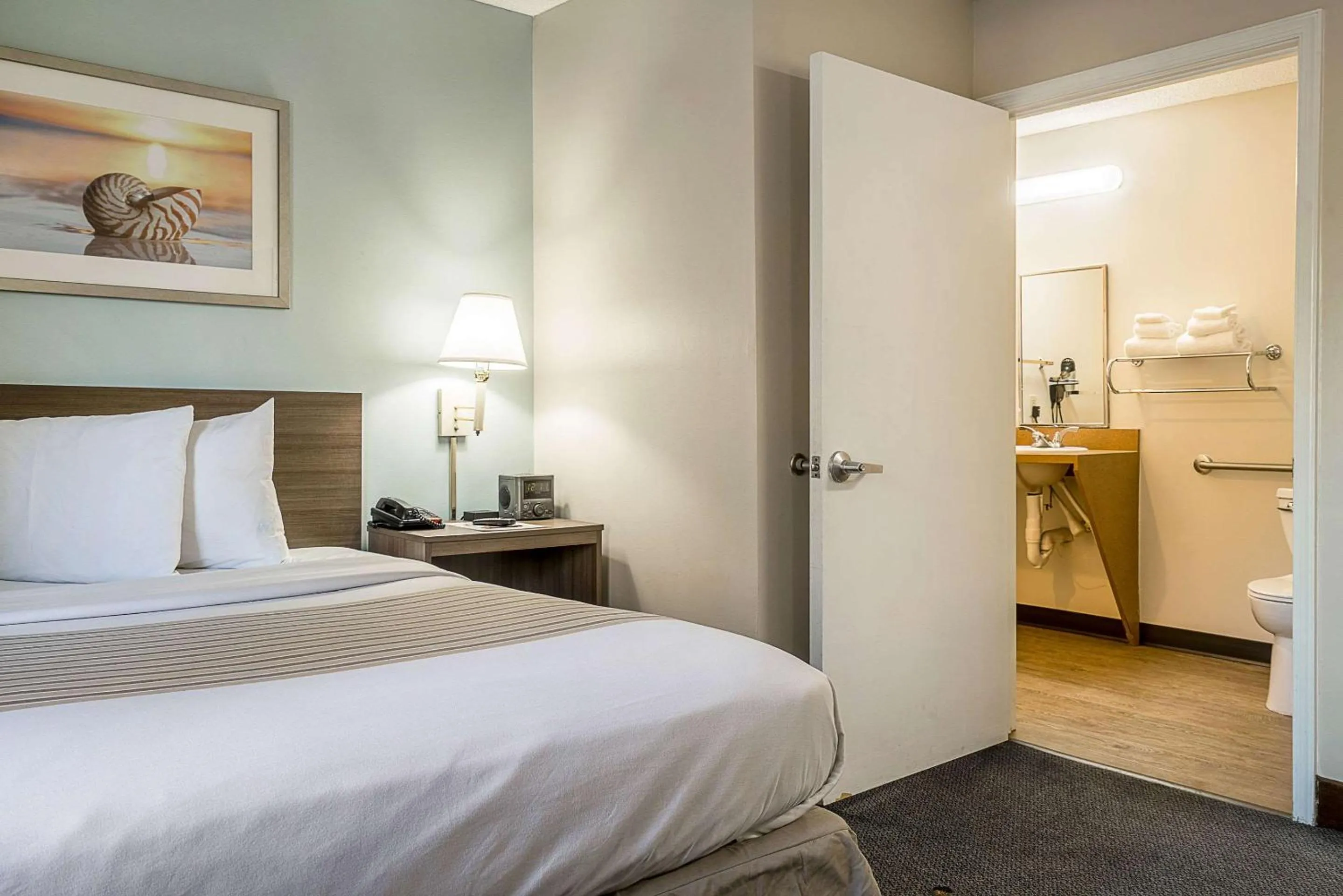 Bedroom, Bed in Suburban Studios of Wilmington