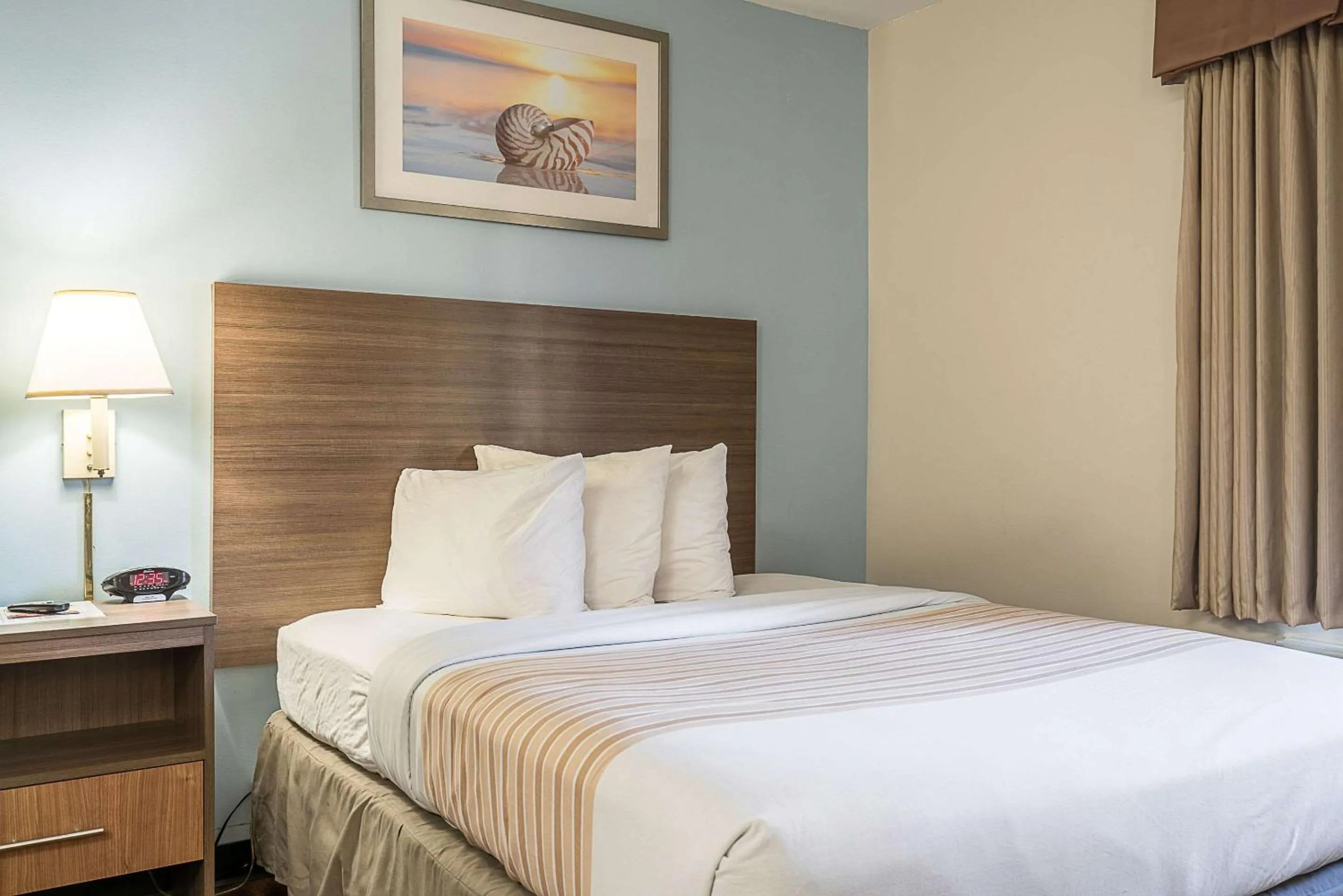 Bedroom, Bed in Suburban Studios of Wilmington