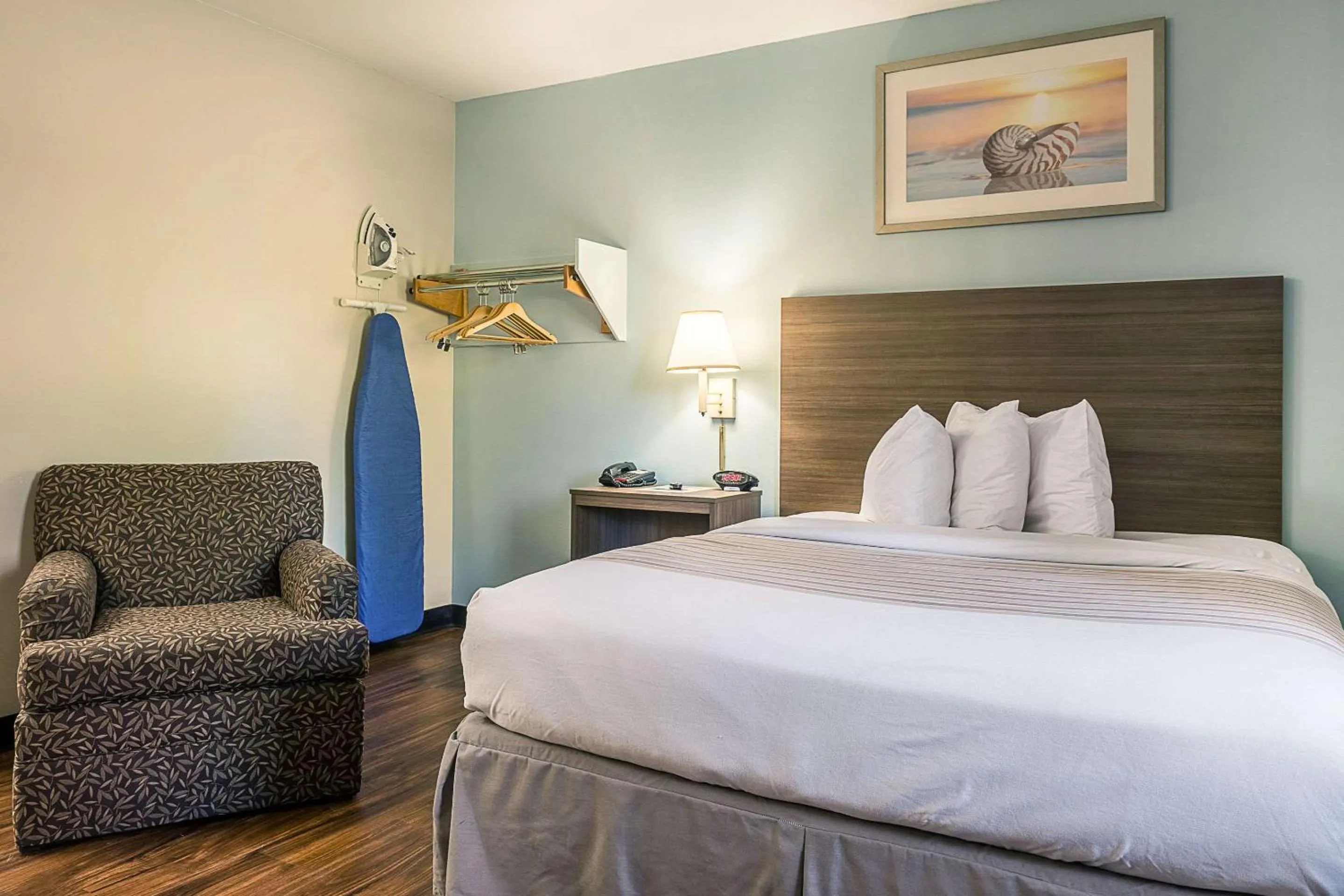 Bedroom, Bed in Suburban Studios of Wilmington