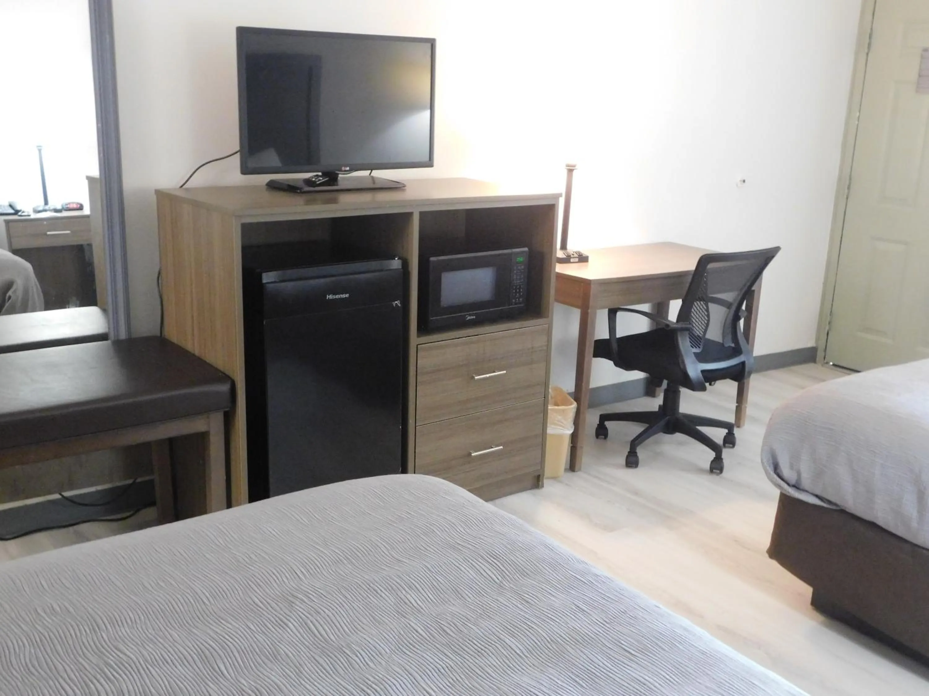 microwave, Bed in Quality Inn & Suites Hanes Mall