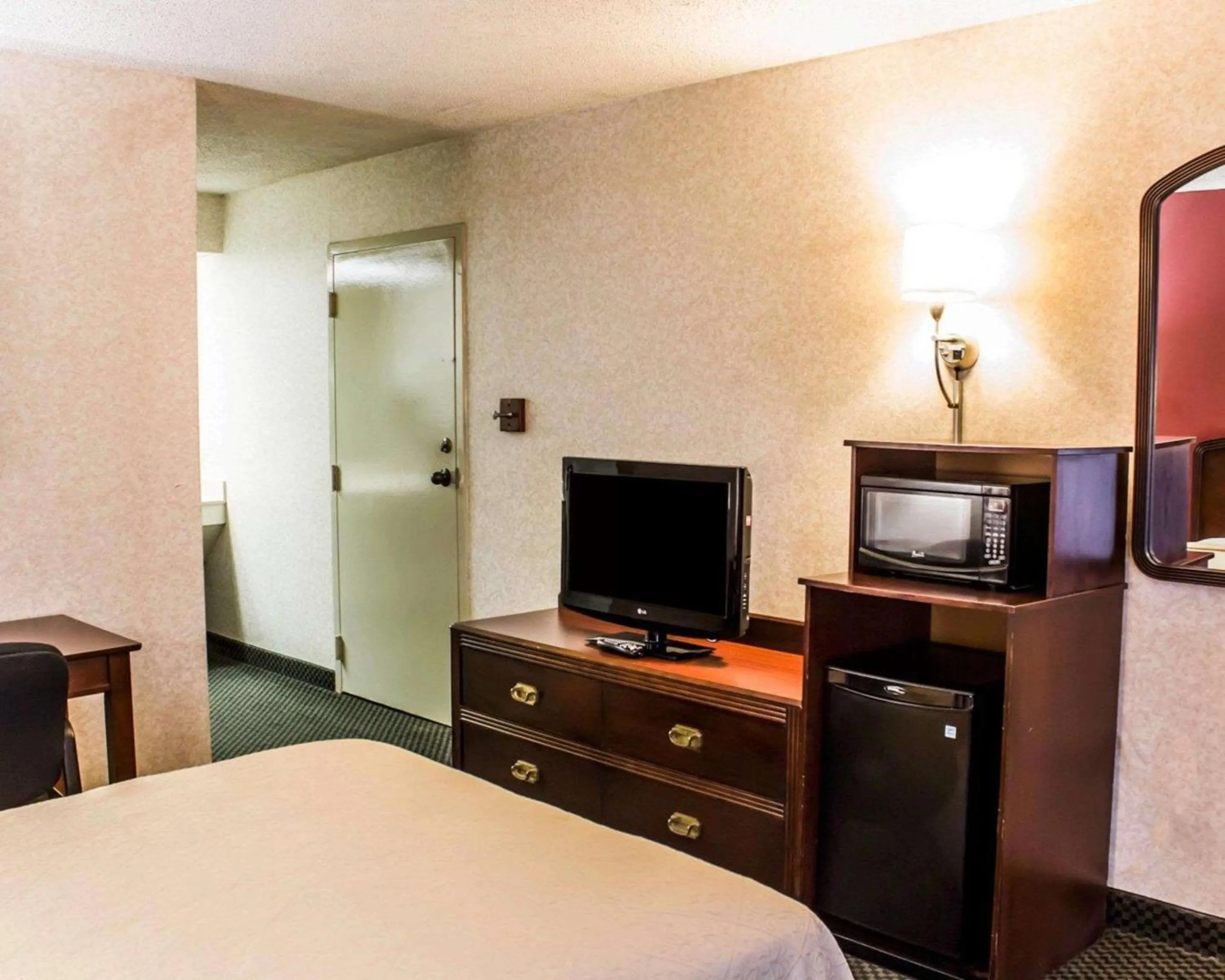 Photo of the whole room in Quality Inn Roanoke near Lake Gaston