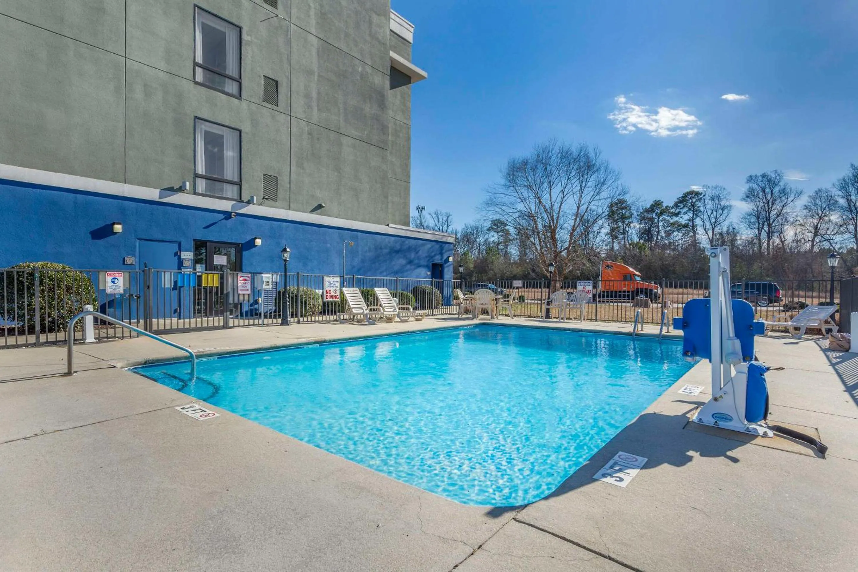 Swimming pool in Comfort Suites Wilson - I - 95