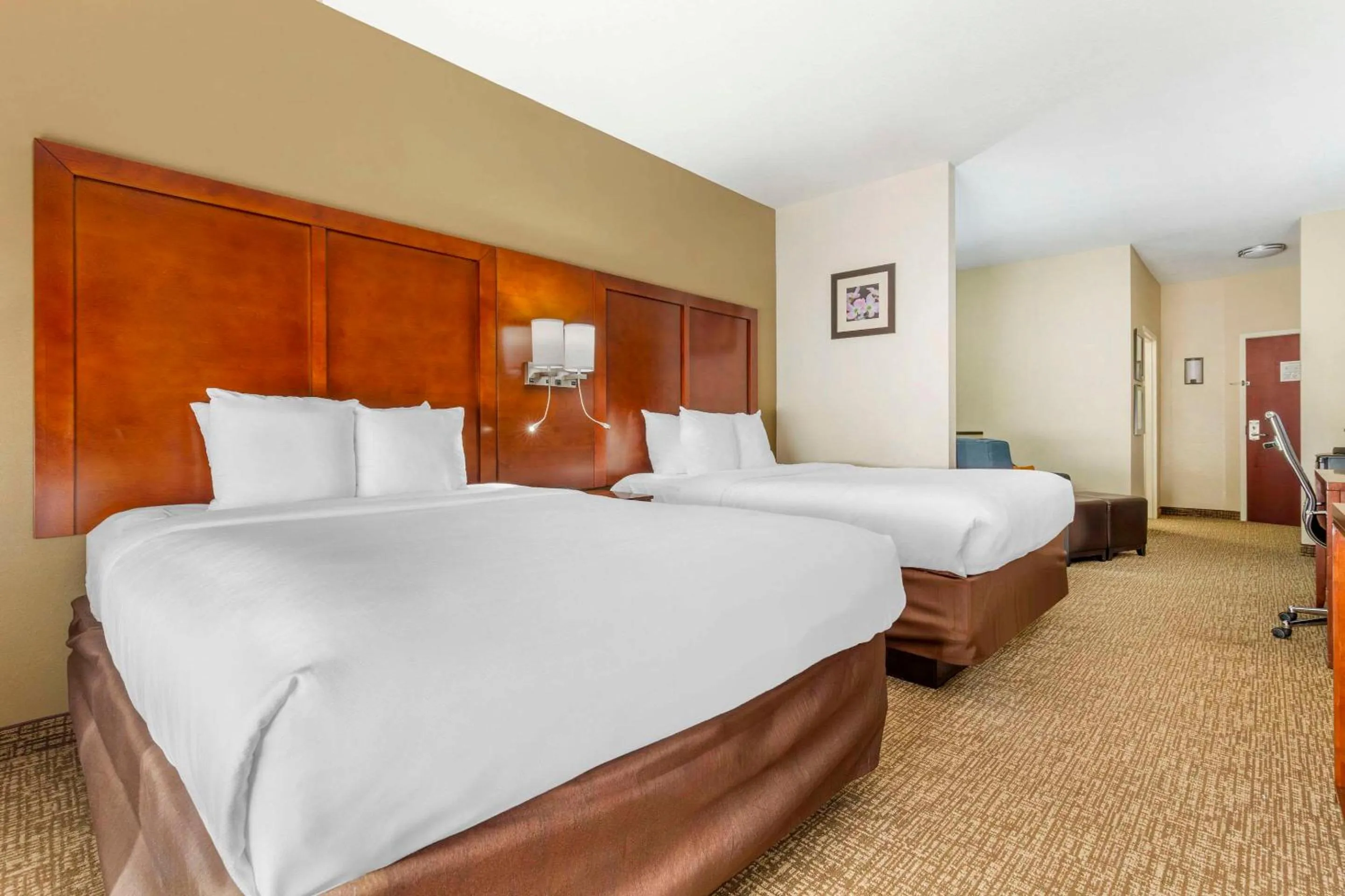 Bedroom, Bed in Comfort Suites Wilson - I - 95