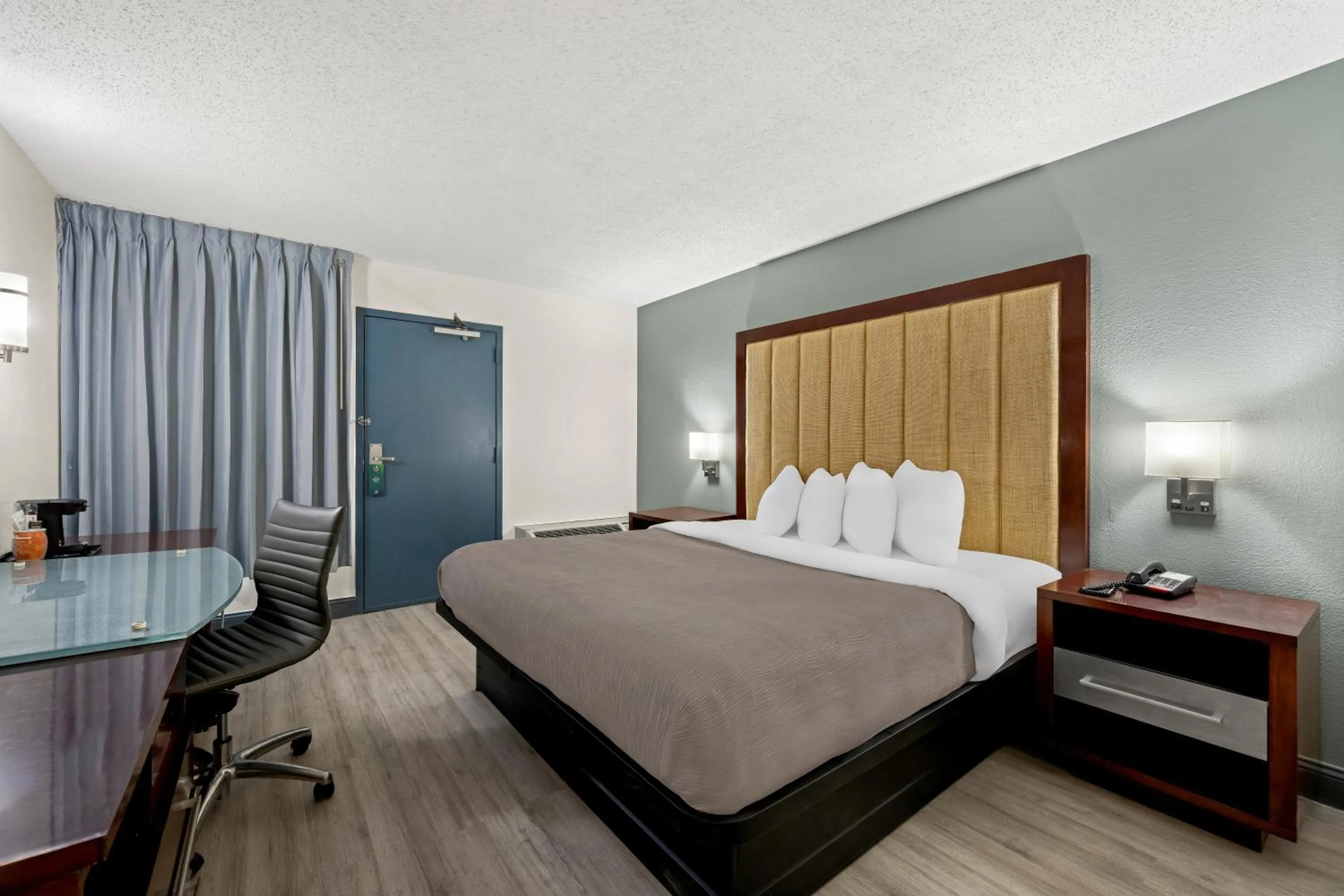 Bedroom, Bed in Quality Inn Rocky Mount - Golden East Area