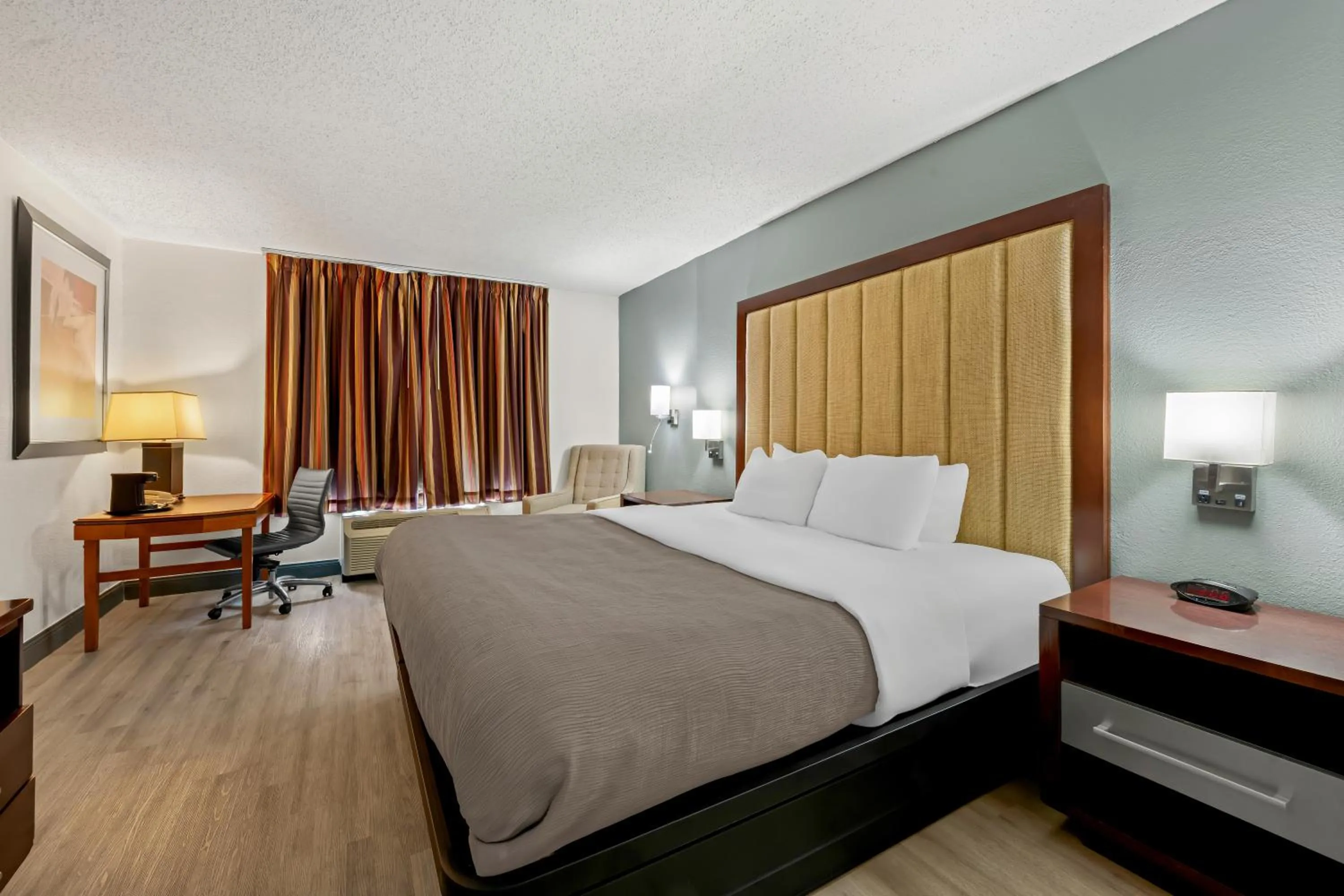 Bedroom, Bed in Quality Inn Rocky Mount - Golden East Area