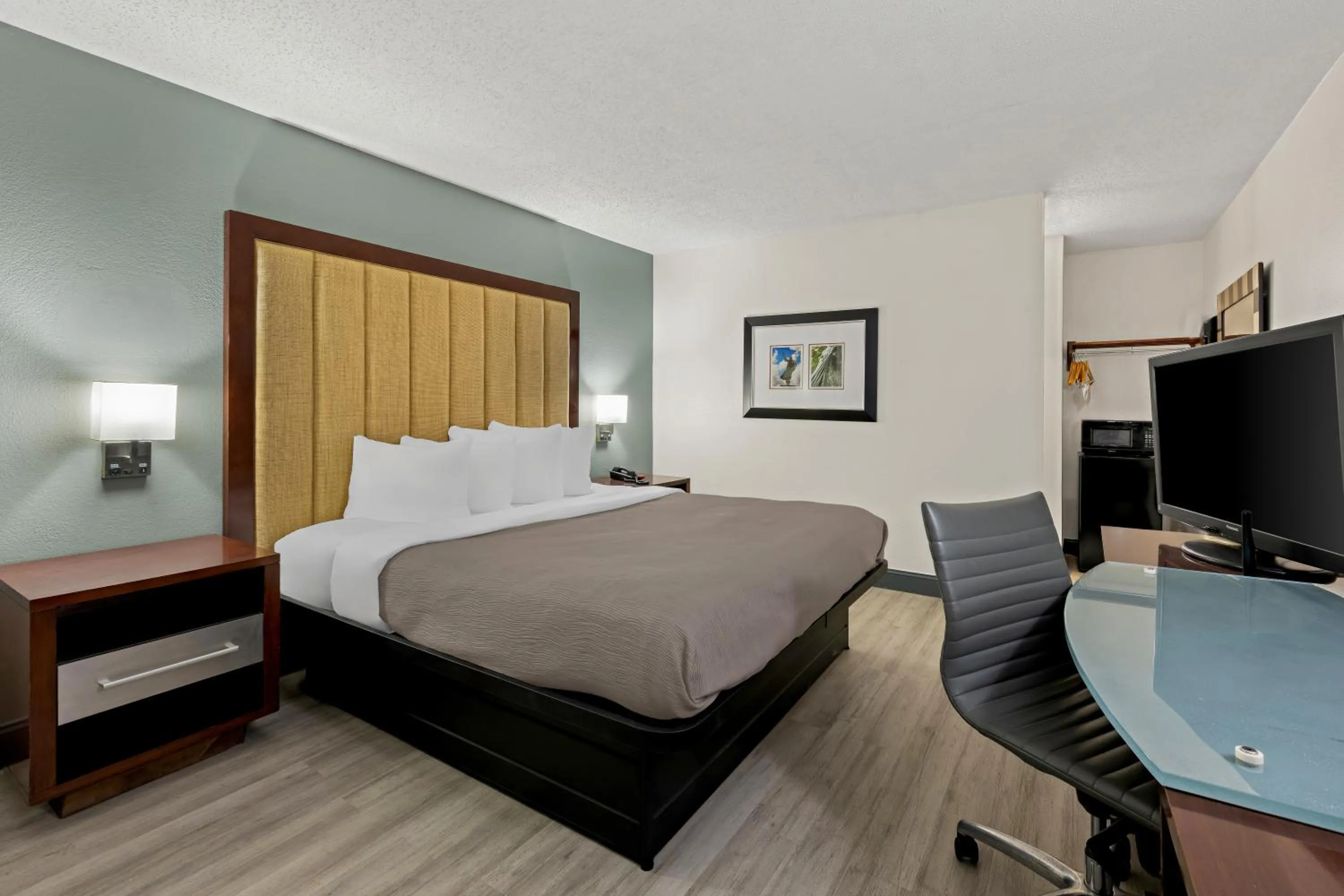 Bedroom, Bed in Quality Inn Rocky Mount - Golden East Area