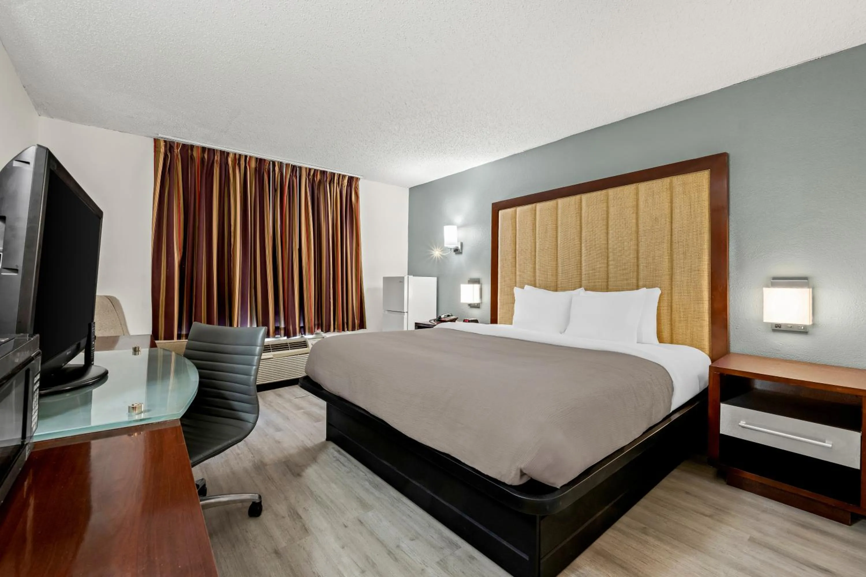 Bedroom, Bed in Quality Inn Rocky Mount - Golden East Area