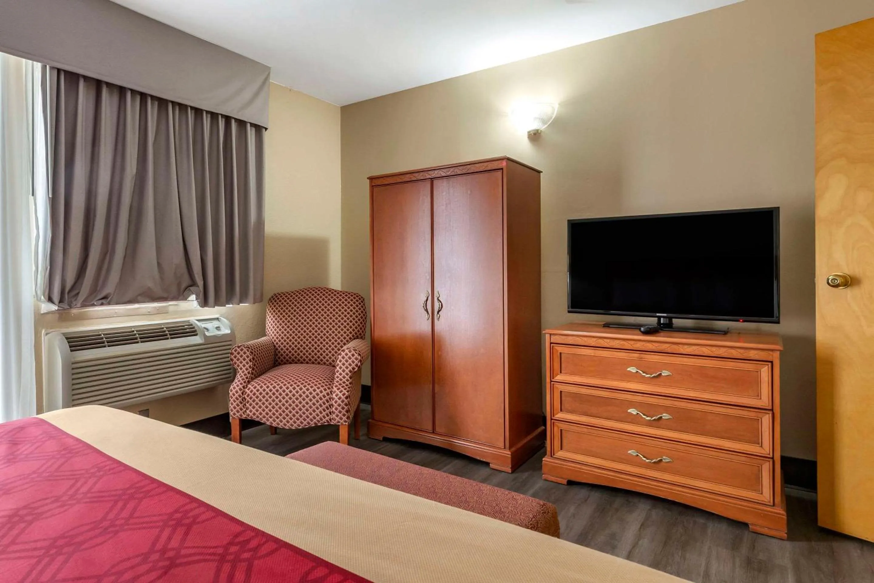 Bedroom, Bed in Econo Lodge & Suites Southern Pines - Pinehurst