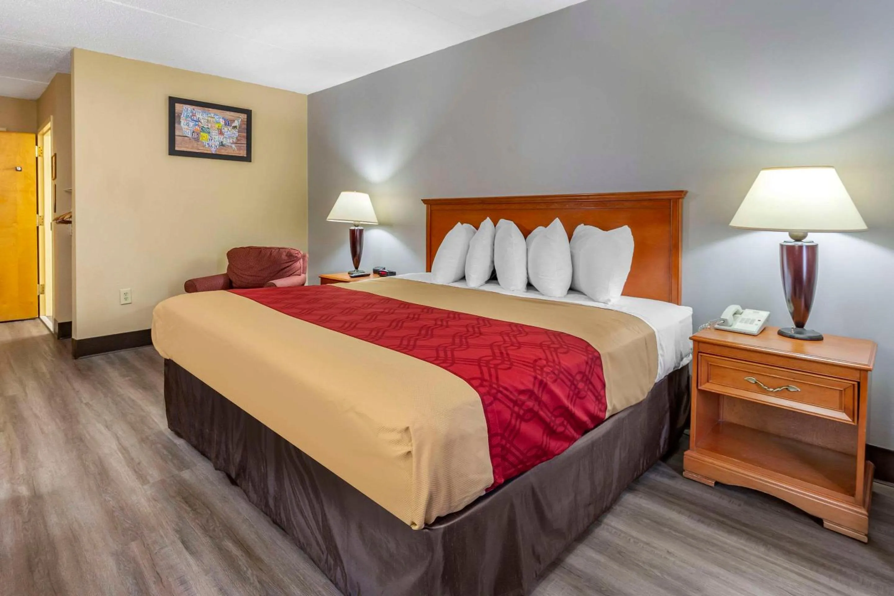 Bedroom, Bed in Econo Lodge & Suites Southern Pines - Pinehurst