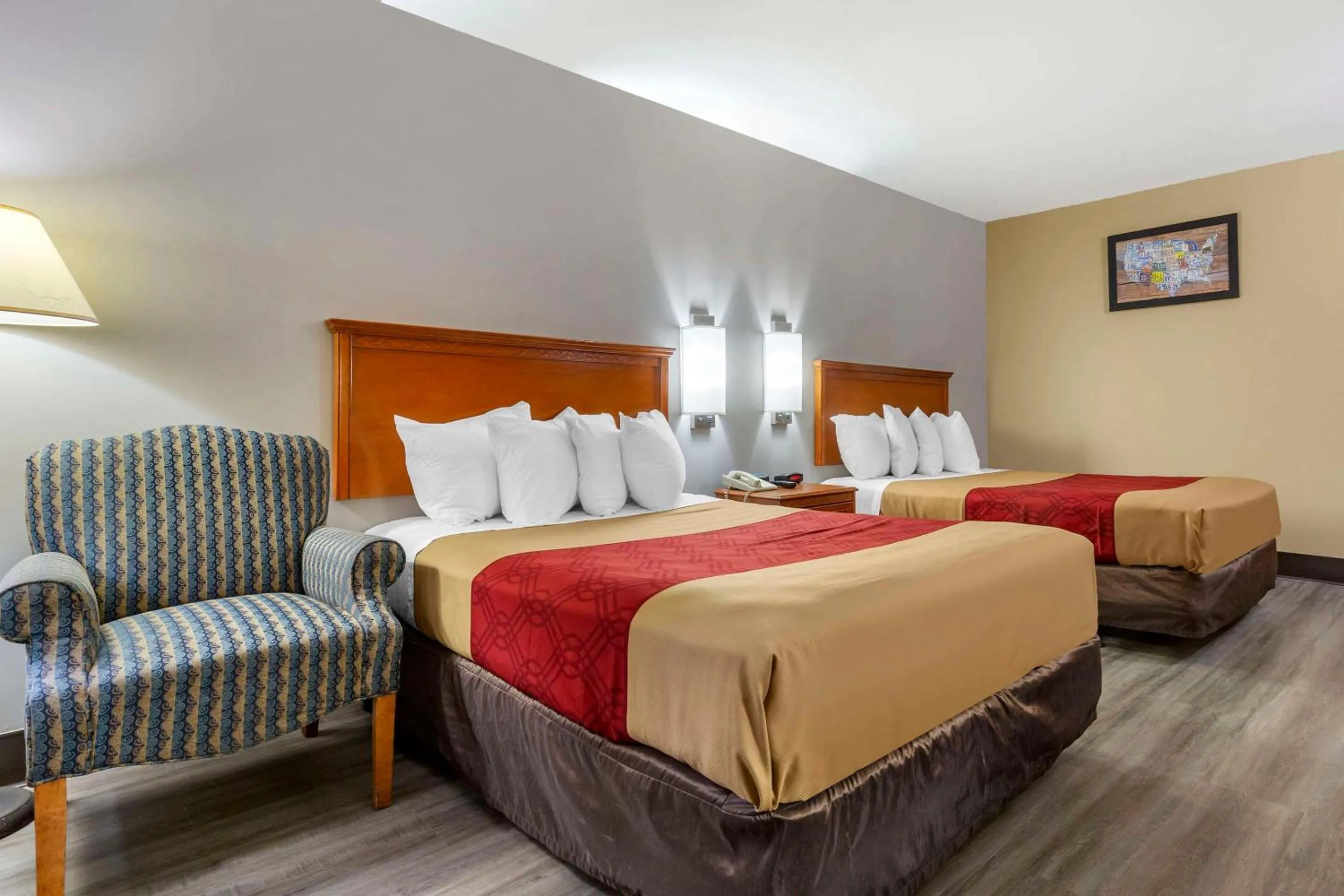 Bedroom, Bed in Econo Lodge & Suites Southern Pines - Pinehurst