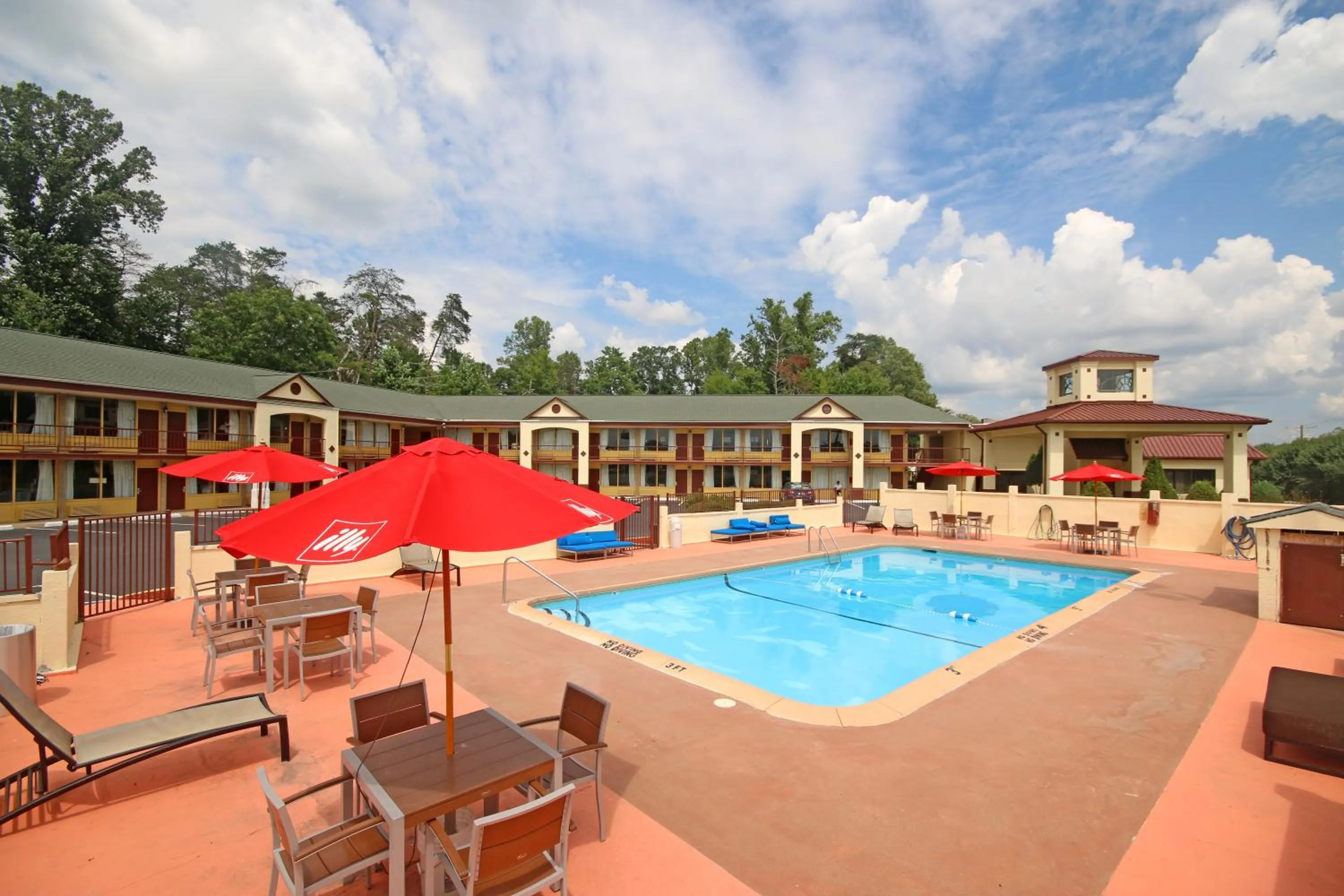 Swimming pool in Econo Lodge Inn And Suites - Pilot Mountain
