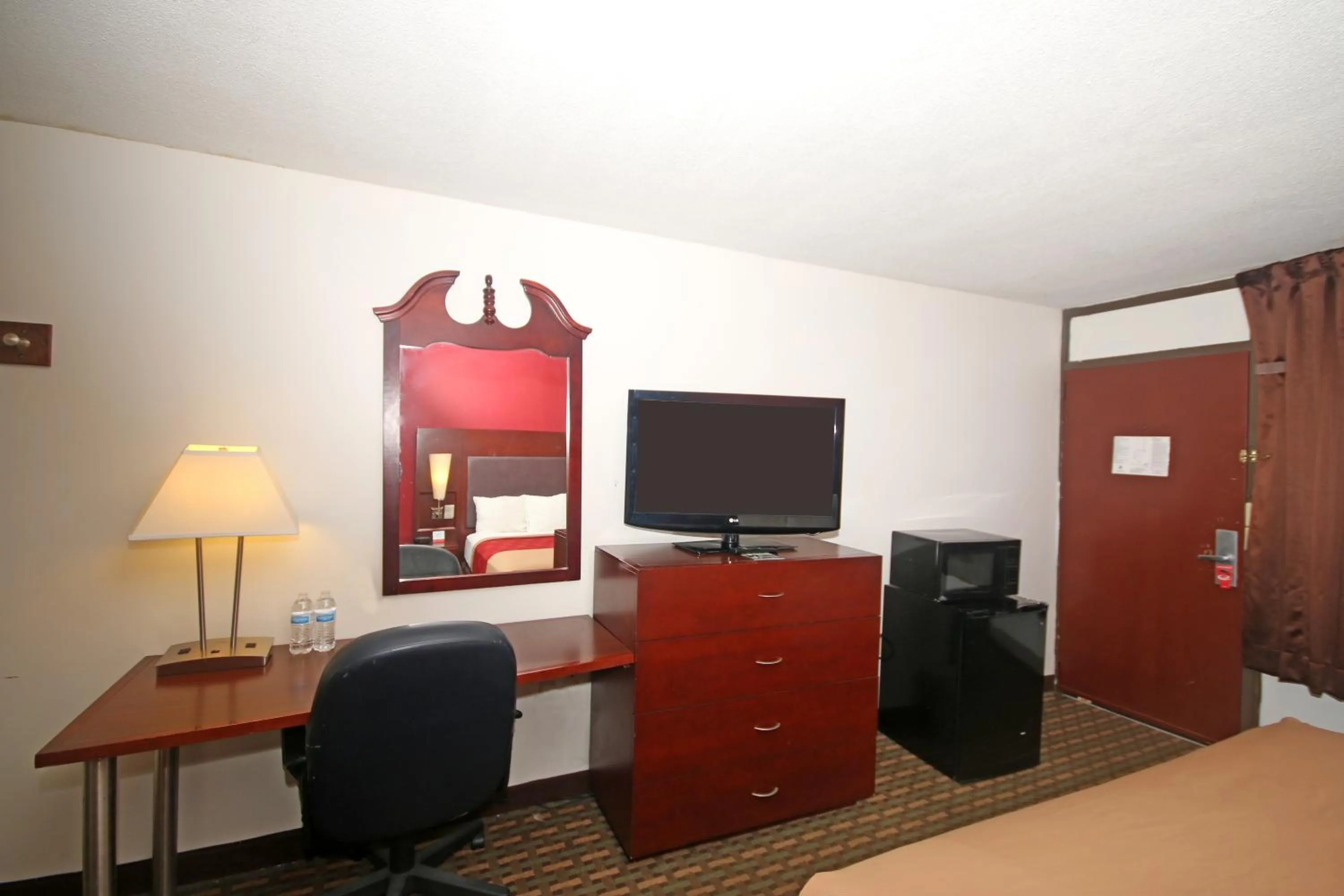 TV and multimedia, Bed in Econo Lodge Inn And Suites - Pilot Mountain