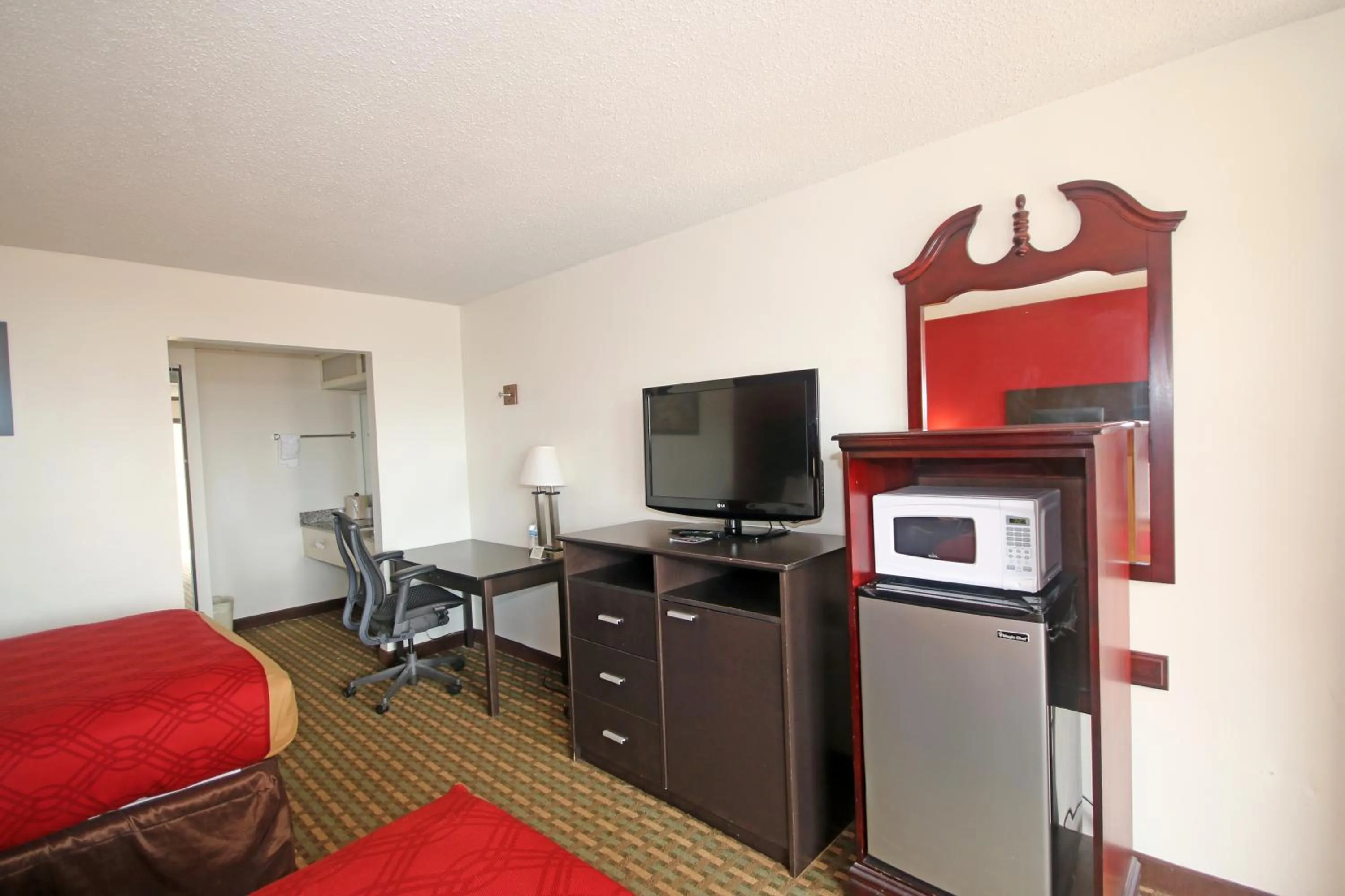 TV and multimedia in Econo Lodge Inn And Suites - Pilot Mountain