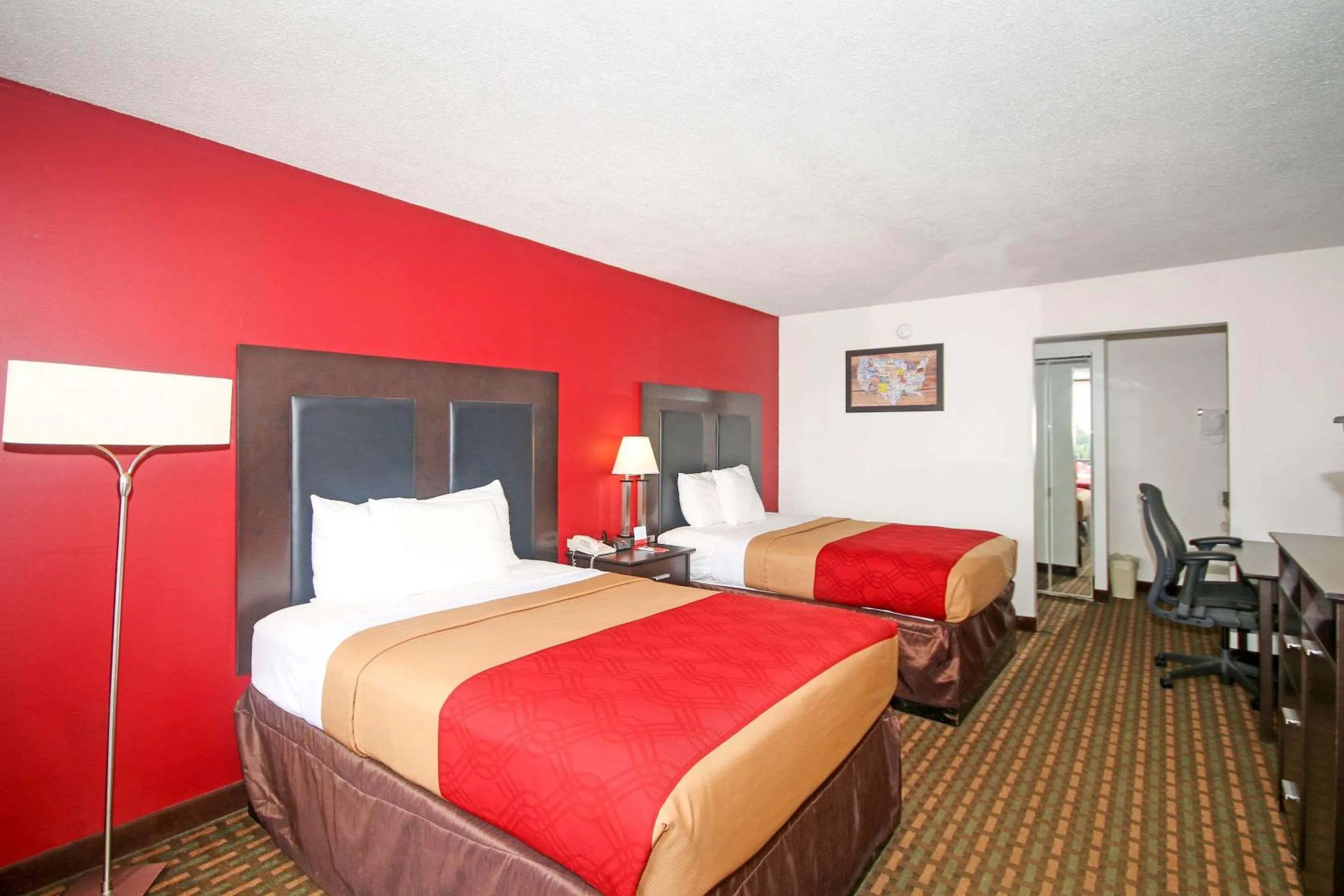 Photo of the whole room, Bed in Econo Lodge Inn And Suites - Pilot Mountain