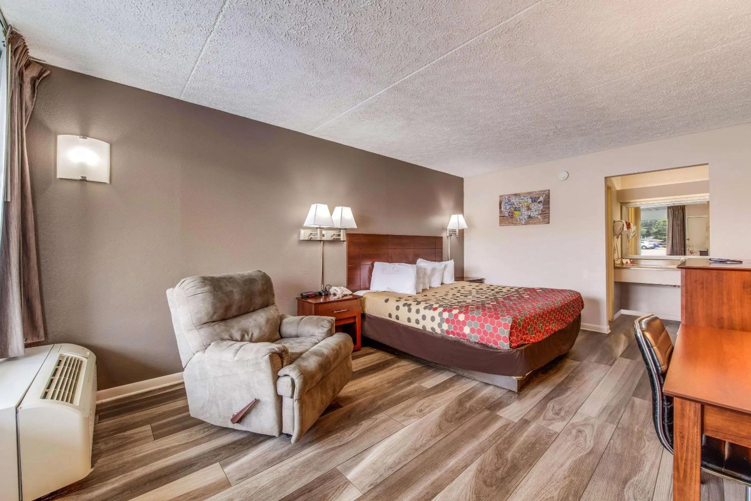 Photo of the whole room, Bed in Econo Lodge Eden