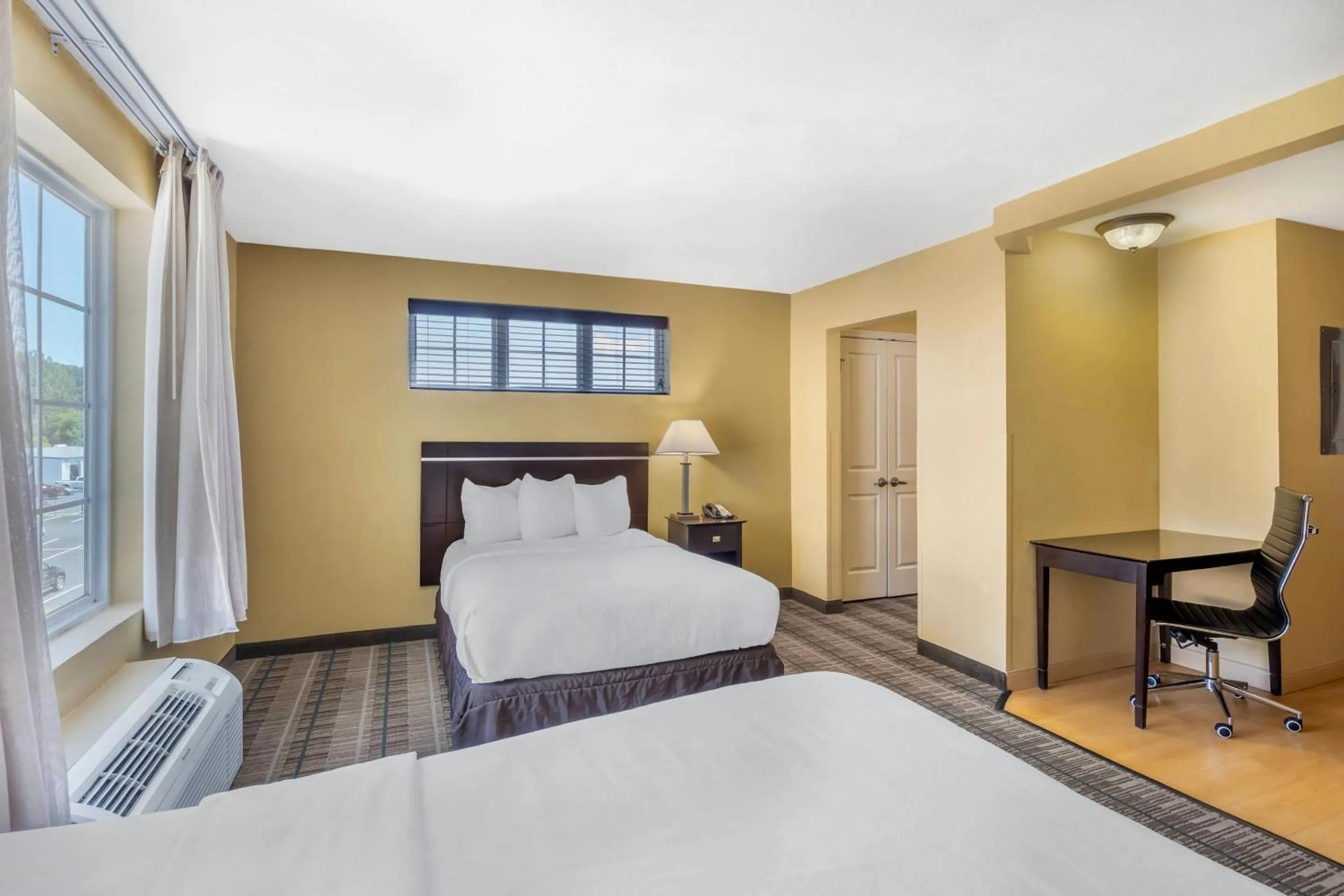 Bedroom, Bed in MainStay Suites Jacksonville near Camp Lejeune