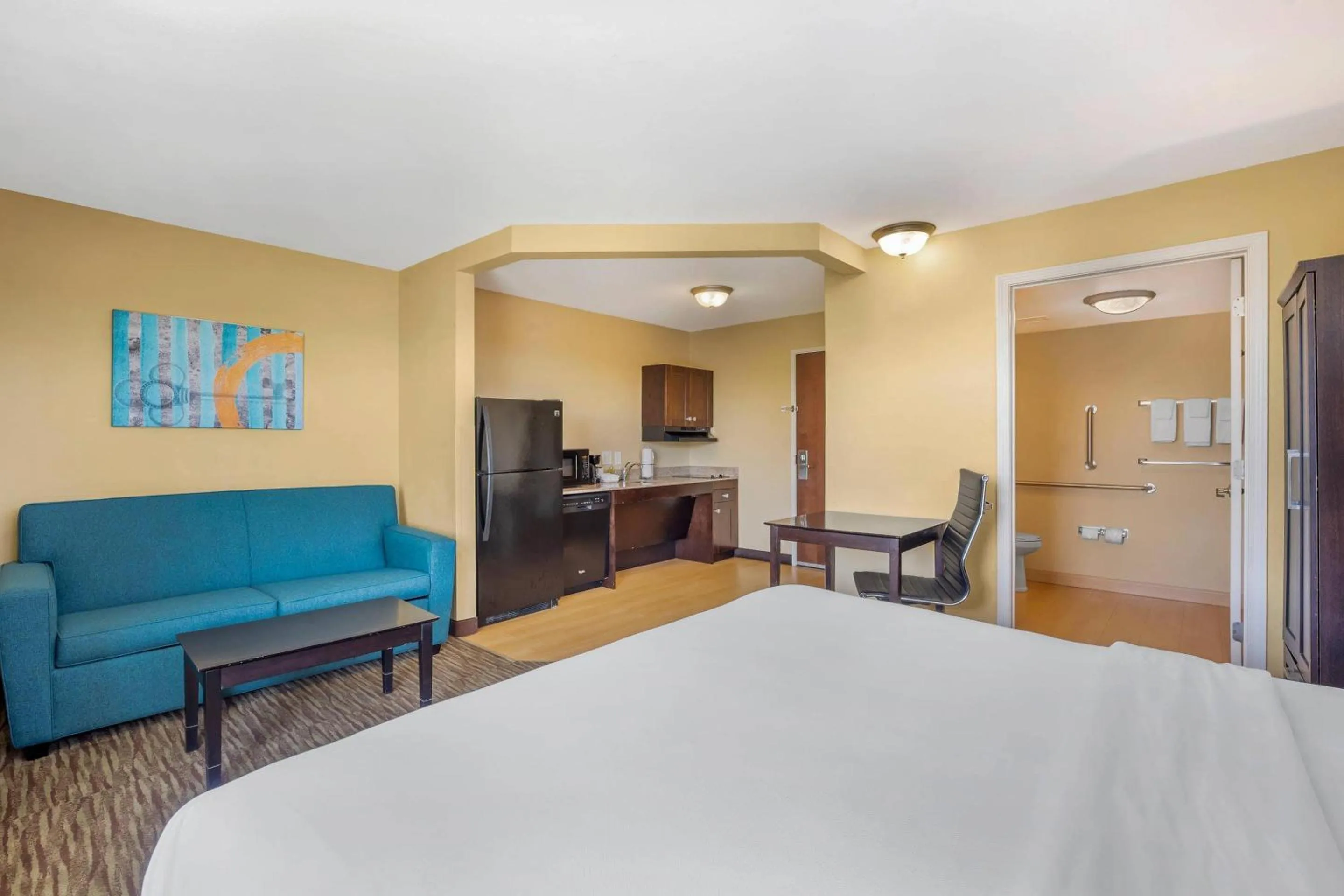 Bedroom, Bed in MainStay Suites Jacksonville near Camp Lejeune