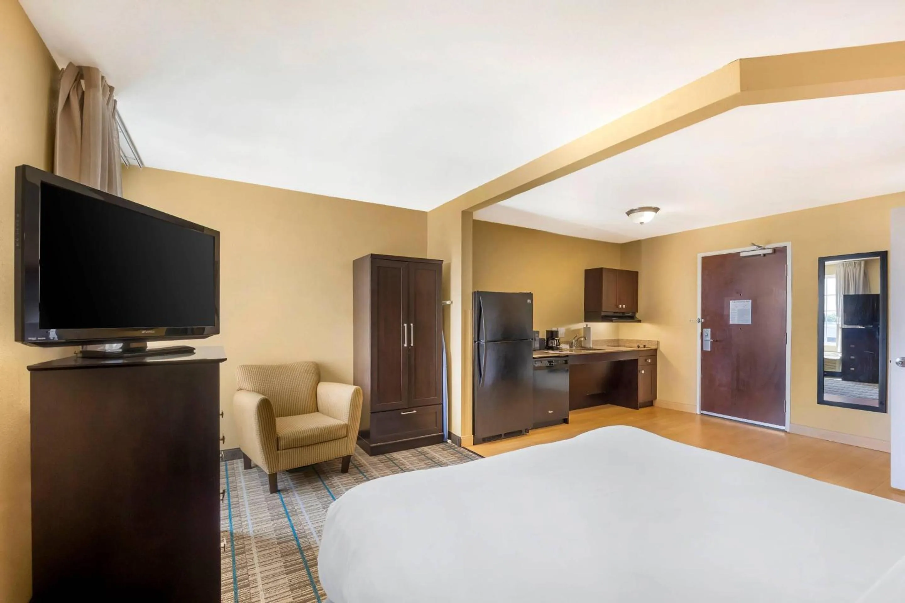 Bedroom, Bed in MainStay Suites Jacksonville near Camp Lejeune