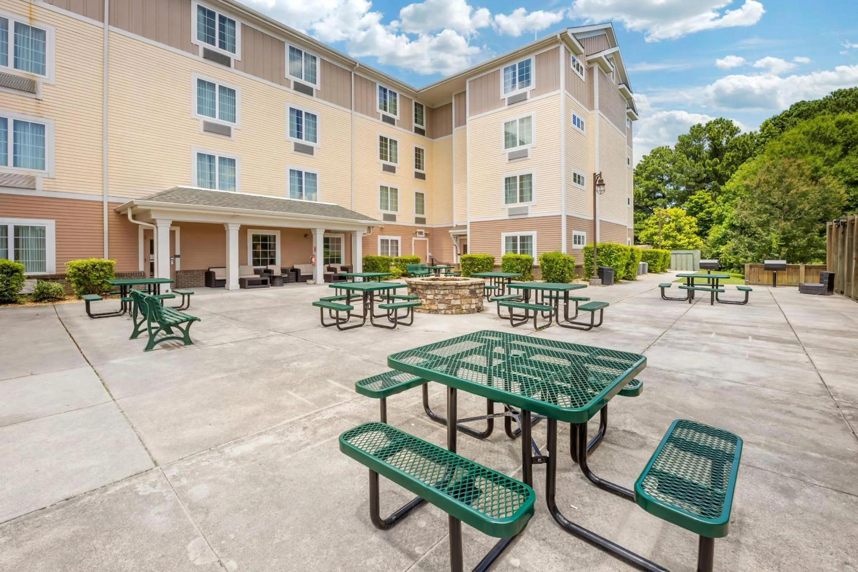 Swimming pool in MainStay Suites Jacksonville near Camp Lejeune