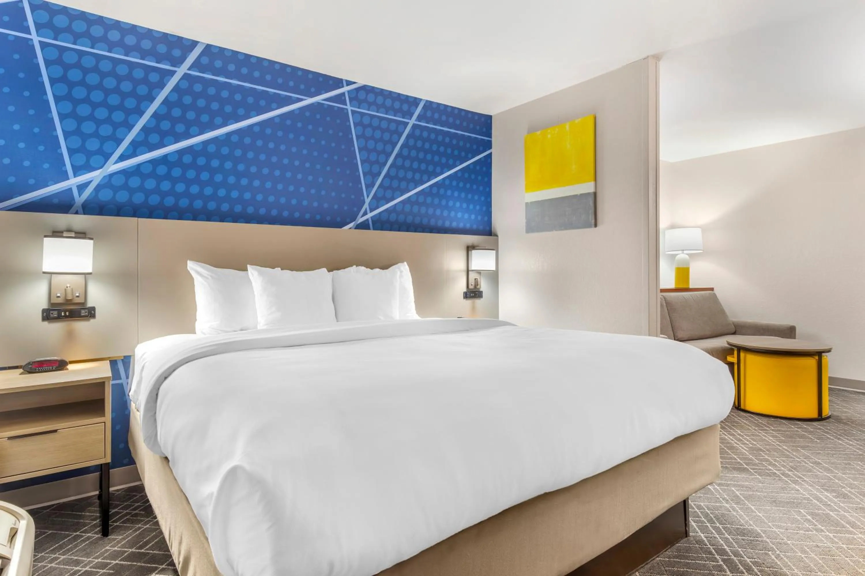 Seating area, Bed in Comfort Suites Whitsett - Greensboro East