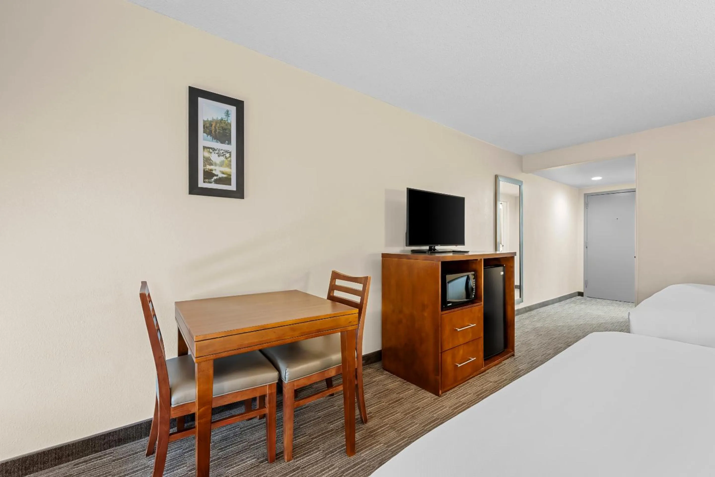 Seating area, Bed in Comfort Inn & Suites Oxford South